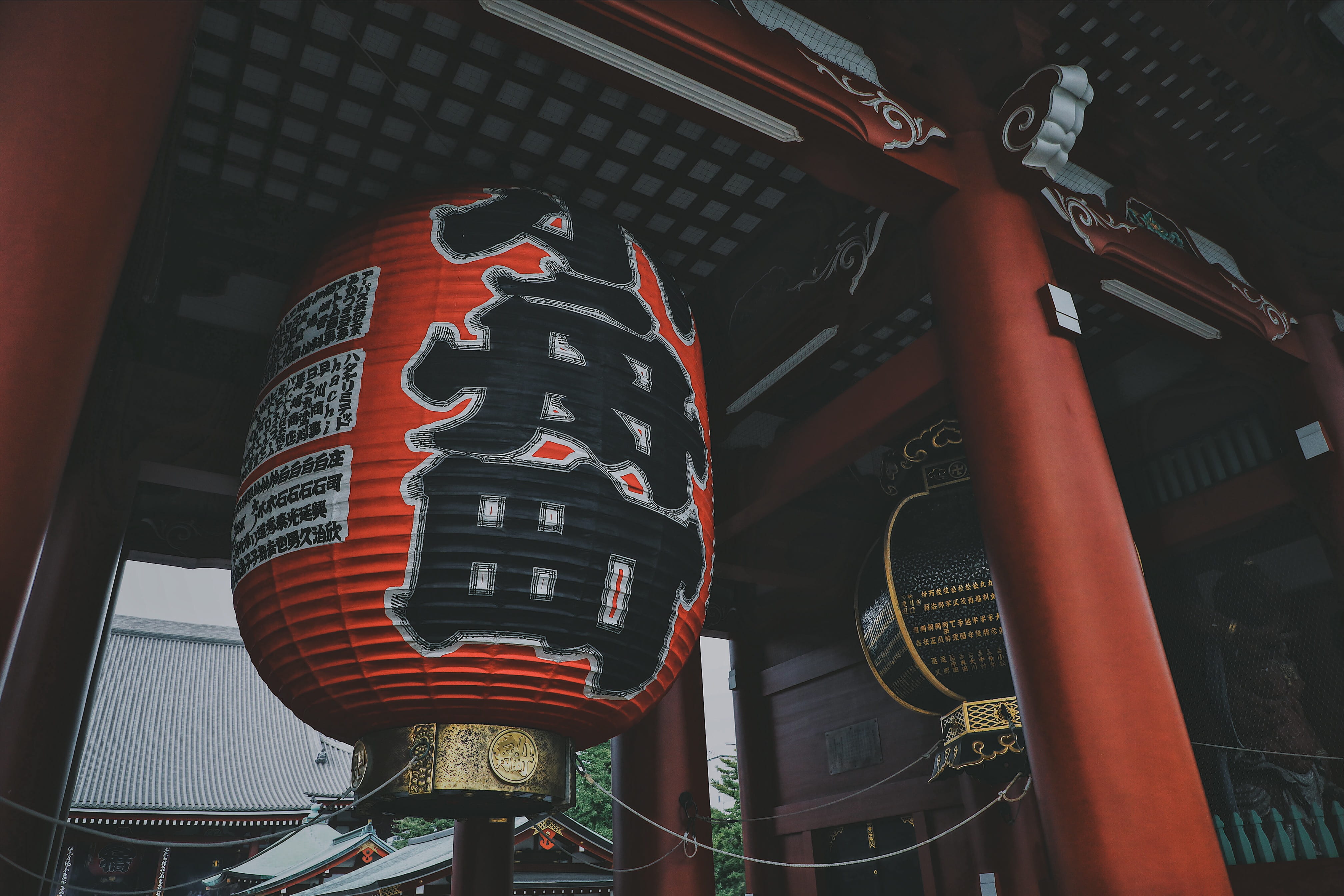 brown, 4K, red, bazaar, ceiling, place of worship, crowd, light, apparel, town, non-western script, shop, lamp, temple, building exterior, shrine, communication, HD Wallpaper