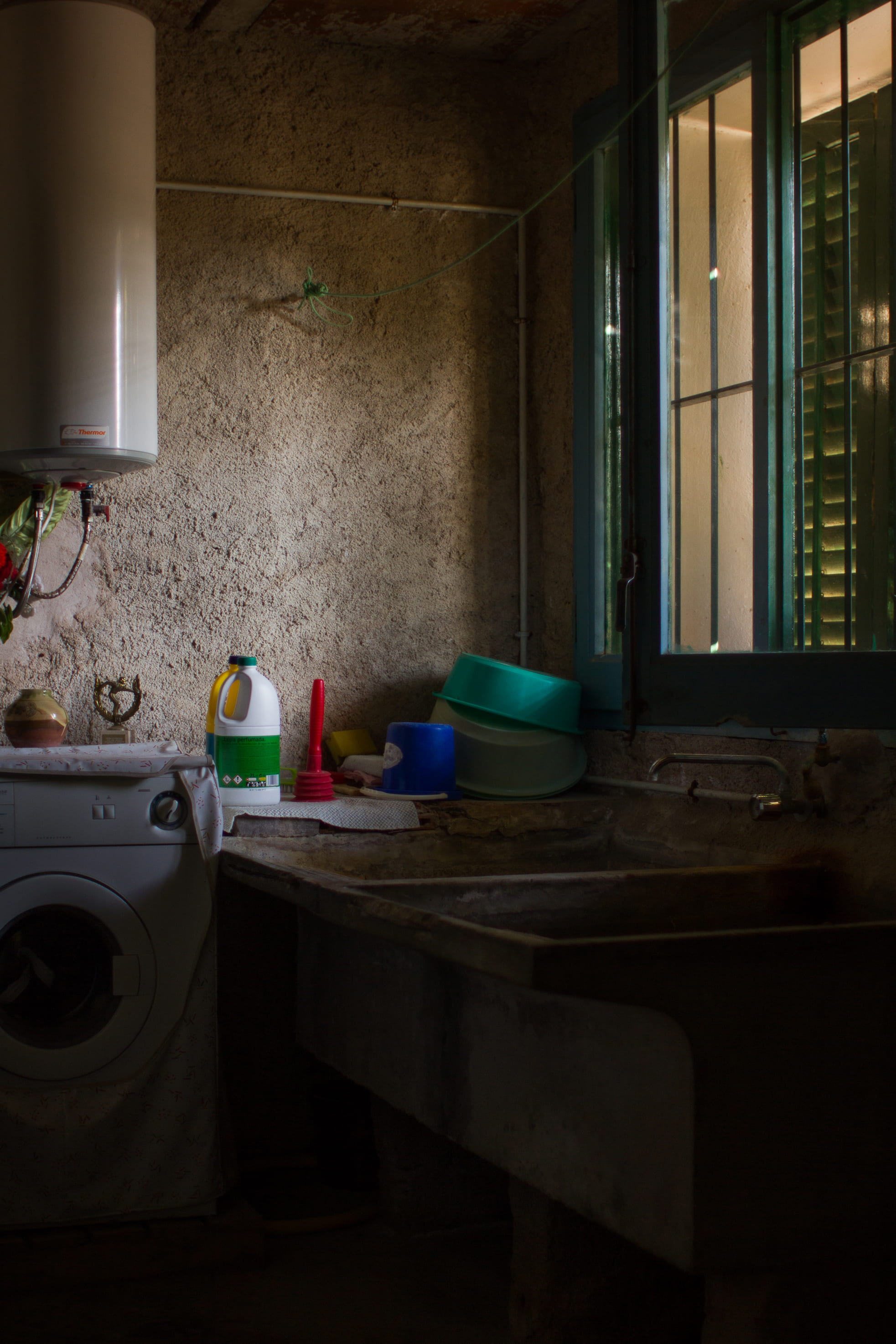 sink, house, still life, no people, container, indoors, household equipment, architecture, plastic, building, table, load, home, absence, laundry, wall - building feature, Phone HD Wallpaper