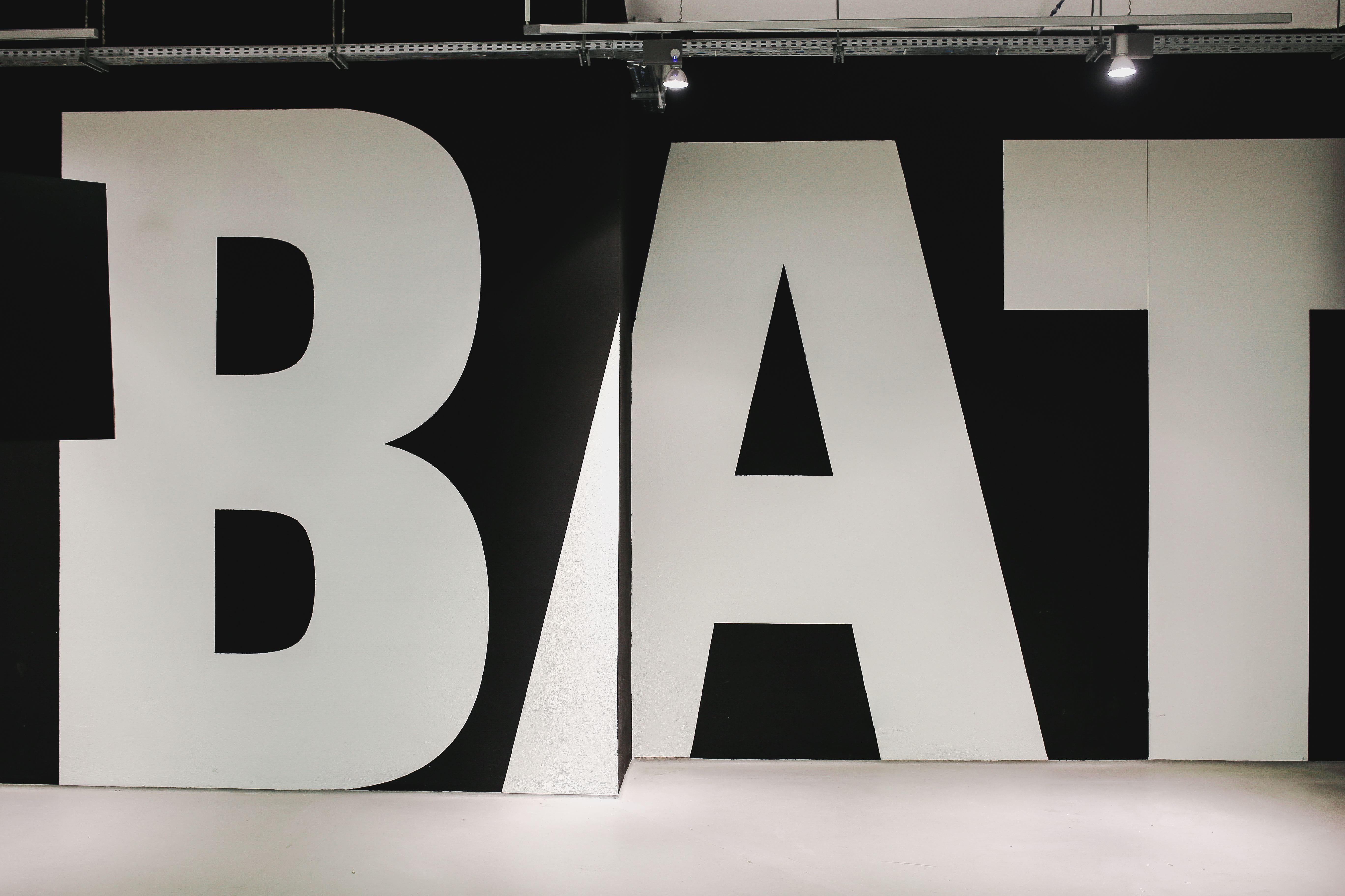5K, close-up, alphabet, arrow symbol, film industry, communication, black color, white color, tables, full frame, art, exhibition, various, design, letter, HD Wallpaper