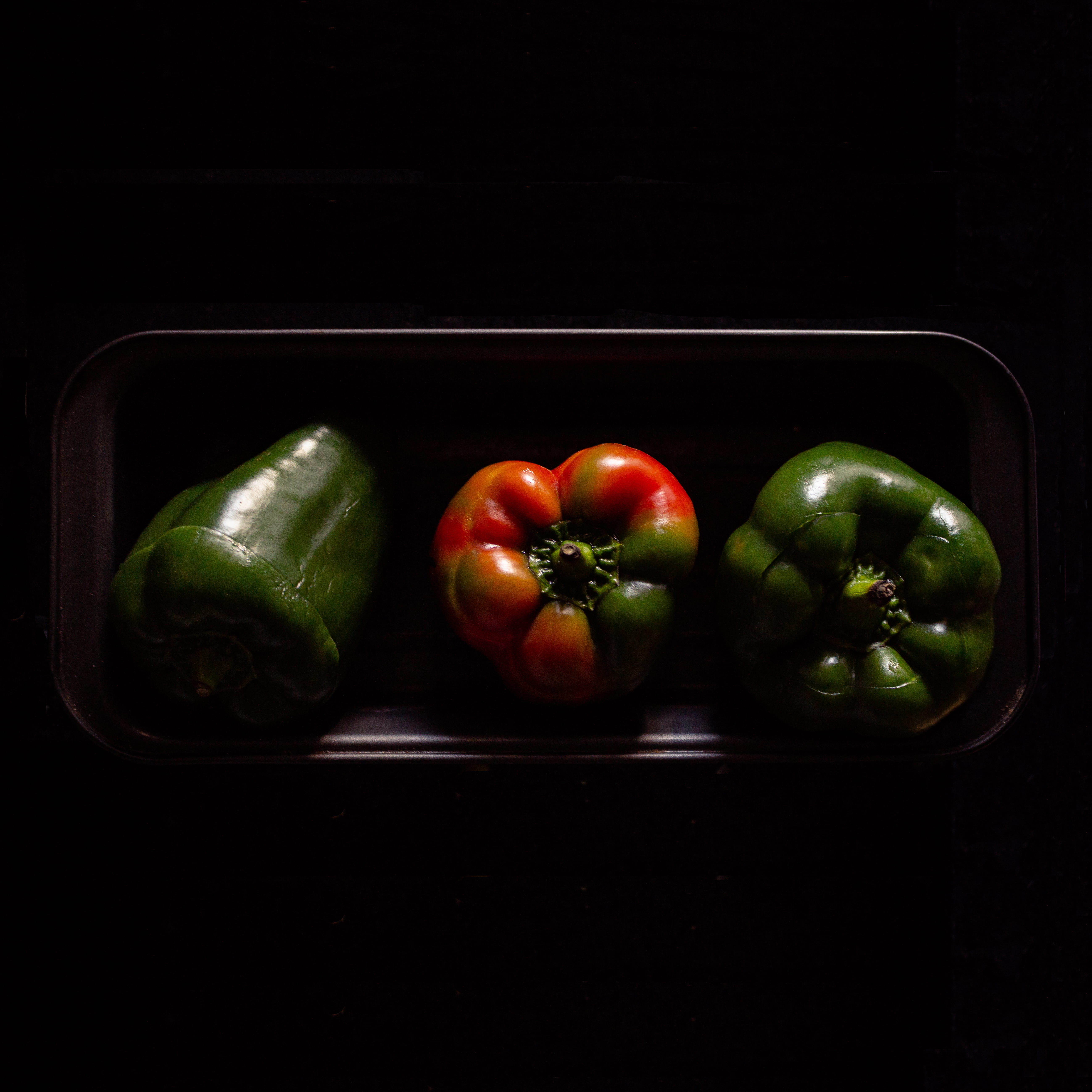 studio shot, healthy eating, 5K, lunch, vegetable, produce, brazil, still life, freshness, pepper, plate, wellbeing, black background, plant, delicious, Phone HD Wallpaper