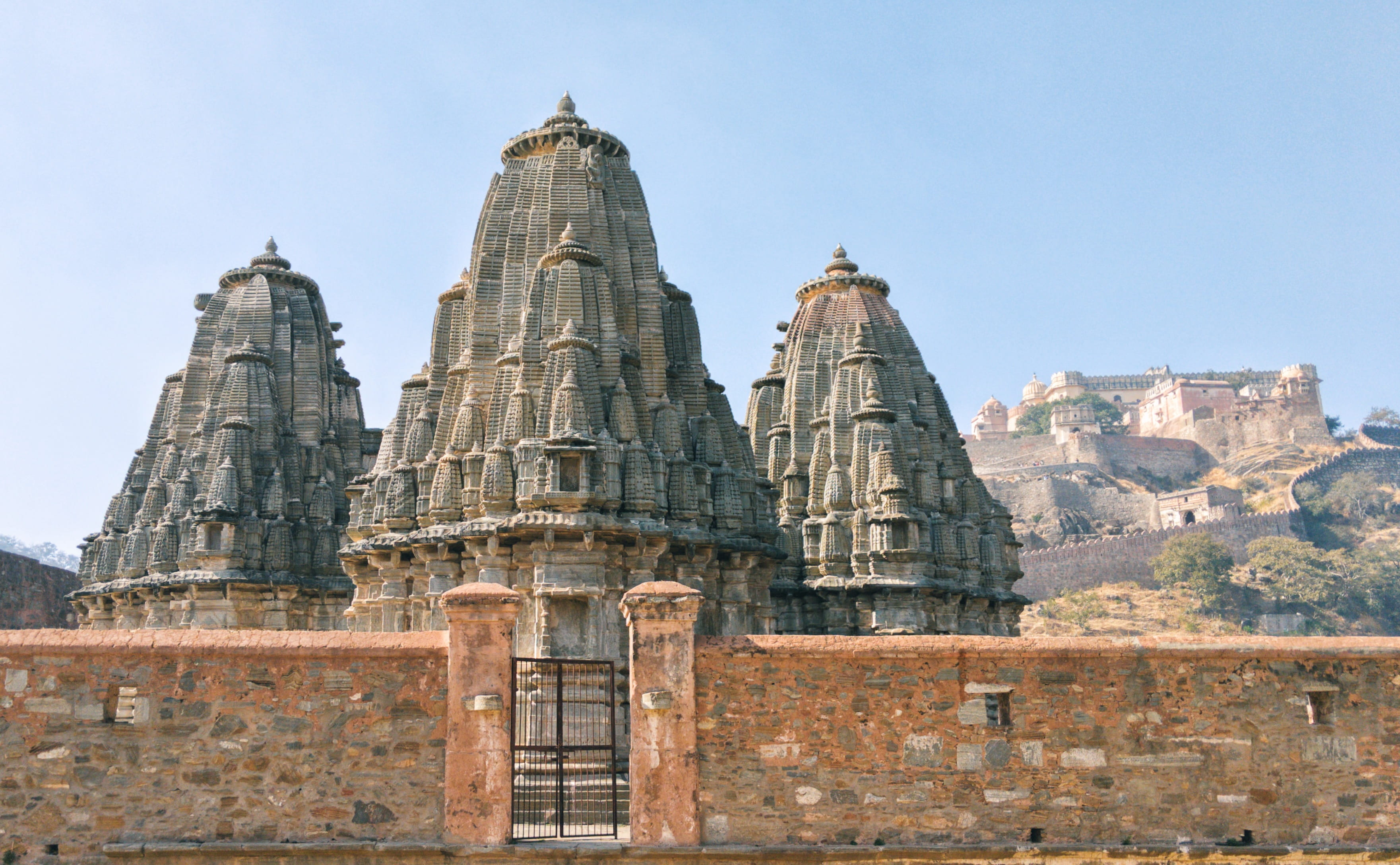 pagoda, tower, architecture, temple, history, town, built structure, 2K, photo, urban, clear sky, outdoors, castle, kumbhalgarh, shrine, building, spirituality, HD Wallpaper