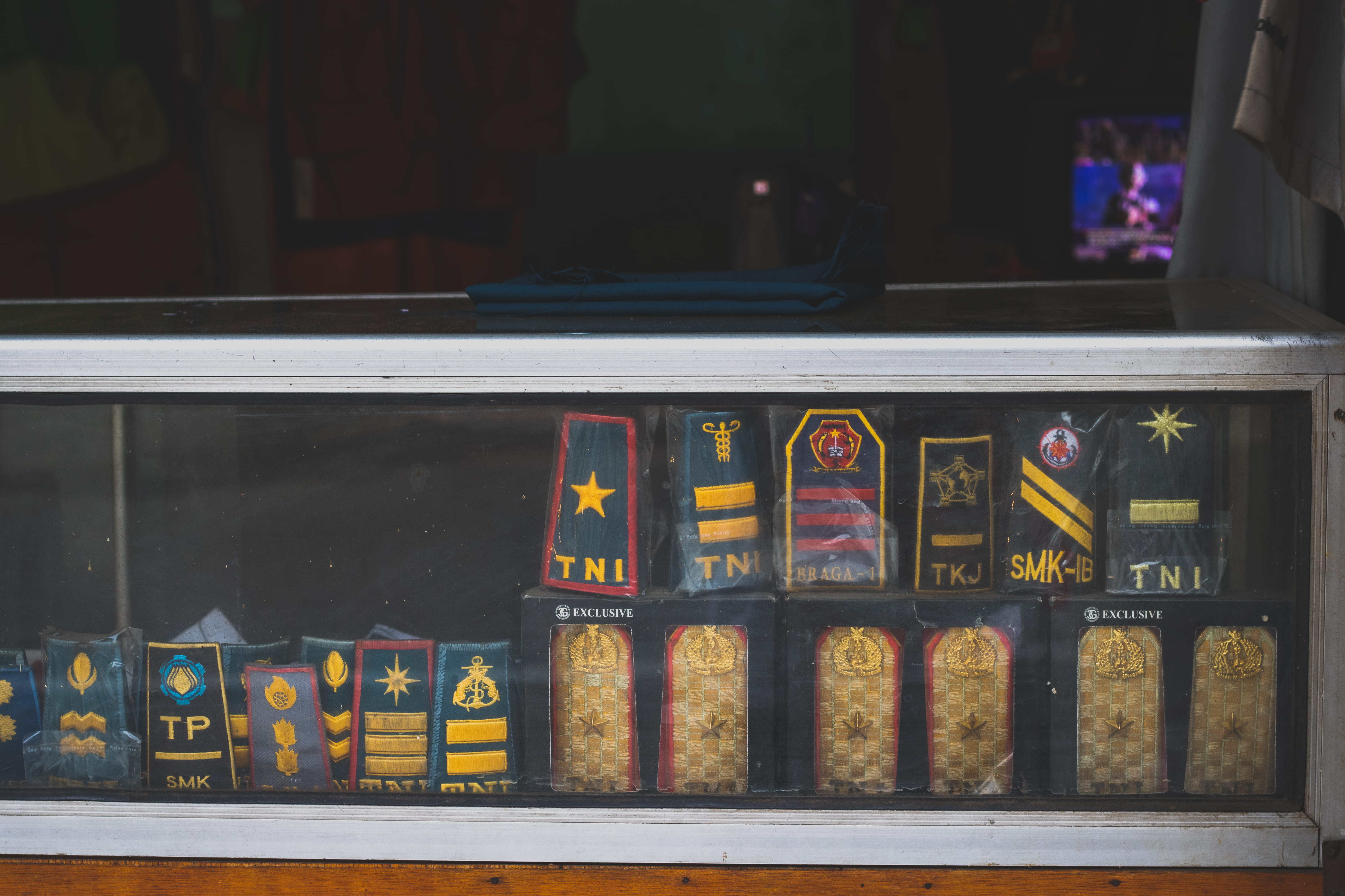 side by side, outlet, 5K, emblem, street, transportation, window, vending machine, number, western script, day, indonesia, architecture, army, street photography, HD Wallpaper