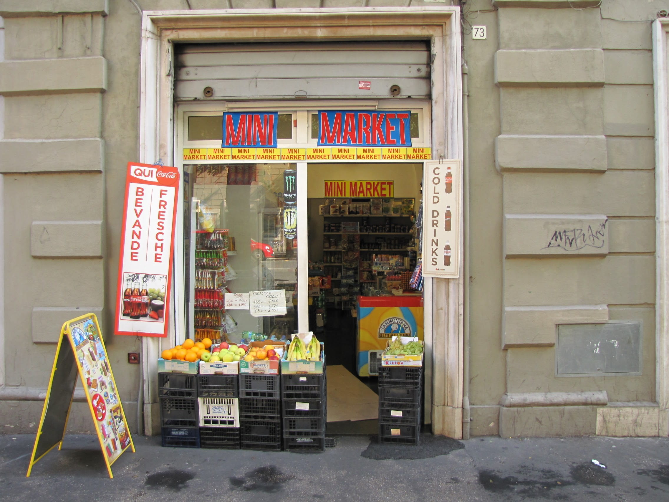 outdoors, store, choice, italy, variation, snack, retail, market, communication, small business, building exterior, day, street, text, vending machine, HD Wallpaper
