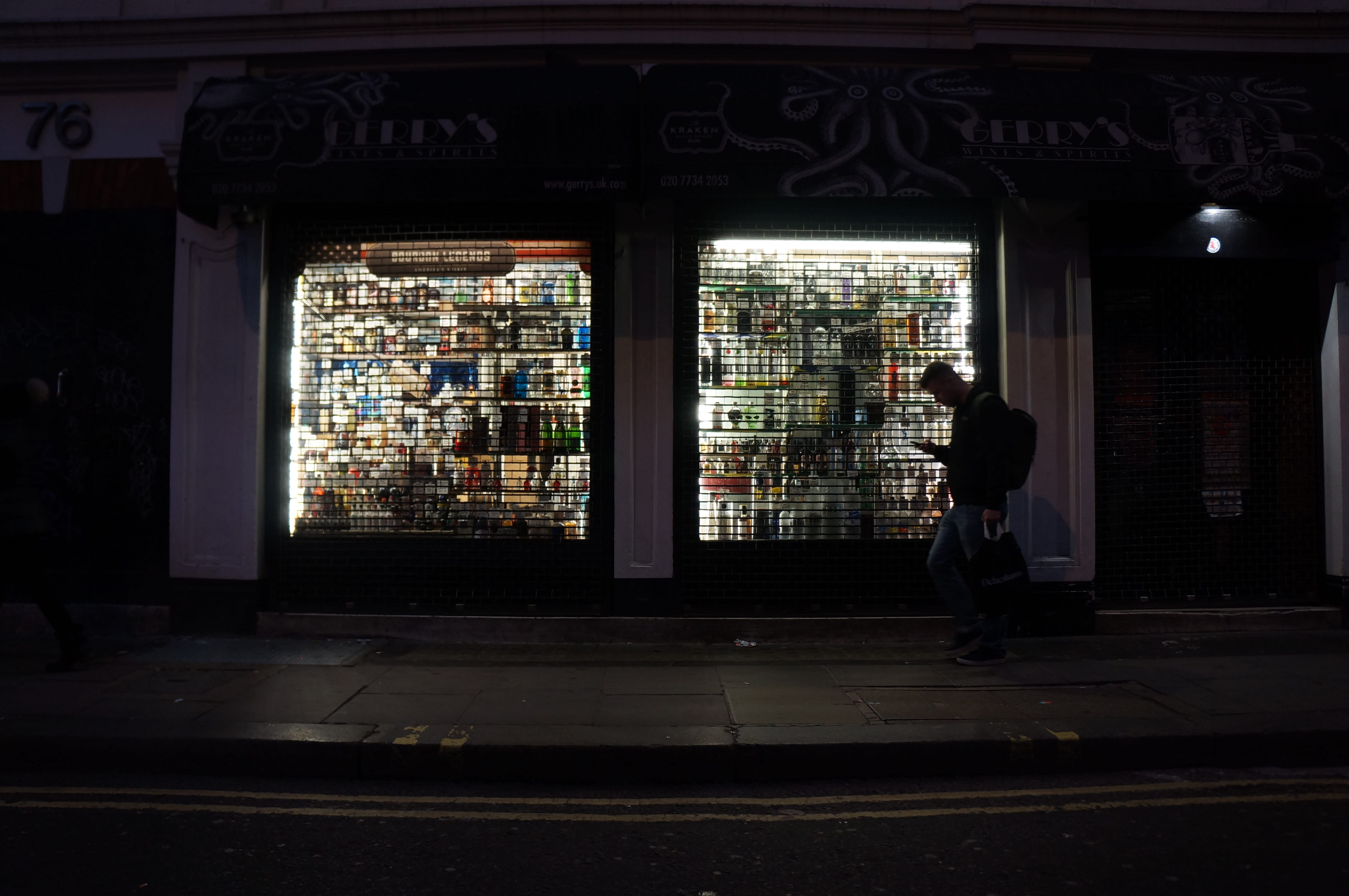 4K, night shot, building exterior, londres, boutique, newsstand, silhouette, london, outdoors, liquor store, pharmacy, architecture, deli, shop, soho, HD Wallpaper