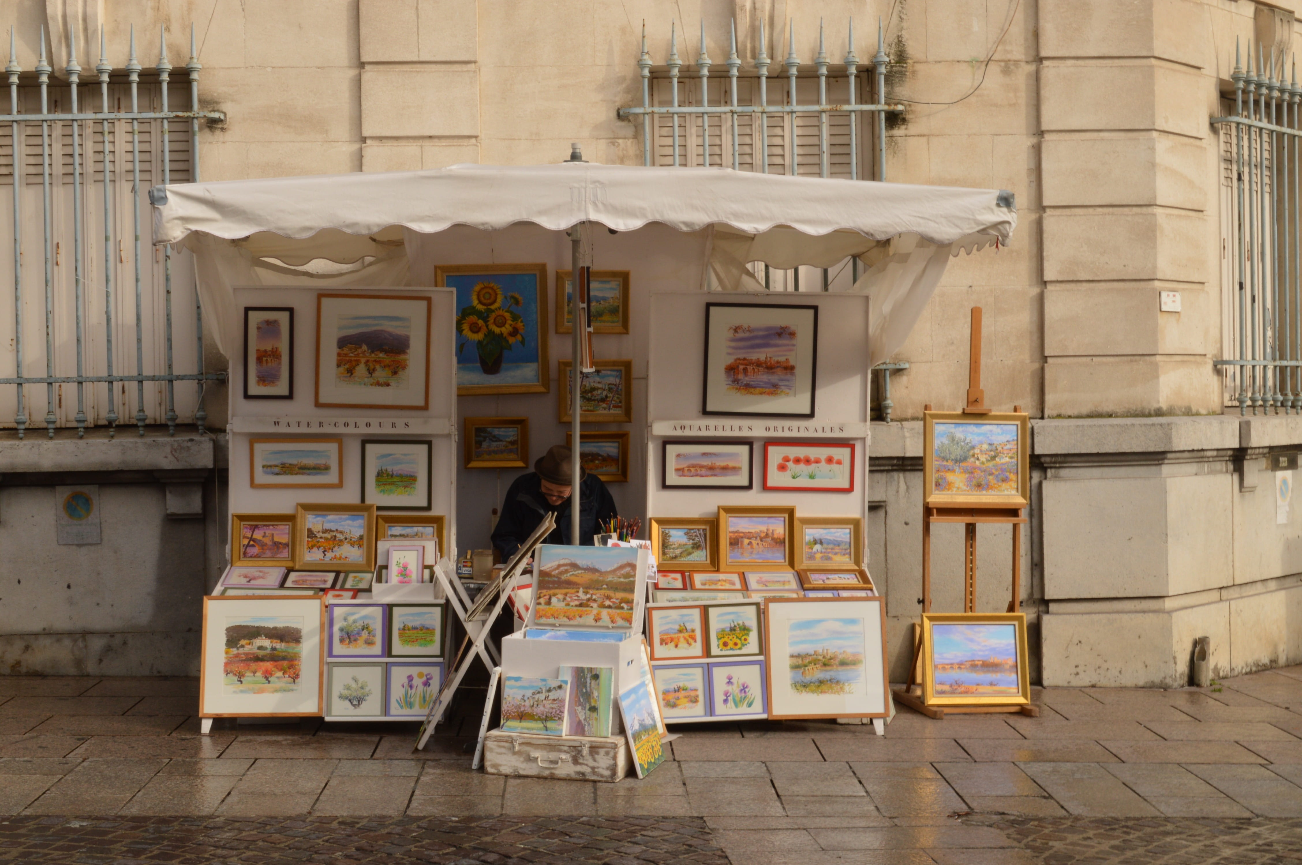 no people, 4K, built structure, Artist, representation, human representation, text, sidewalk, Market, France, Street, Avignon, building, vending machine, HD Wallpaper