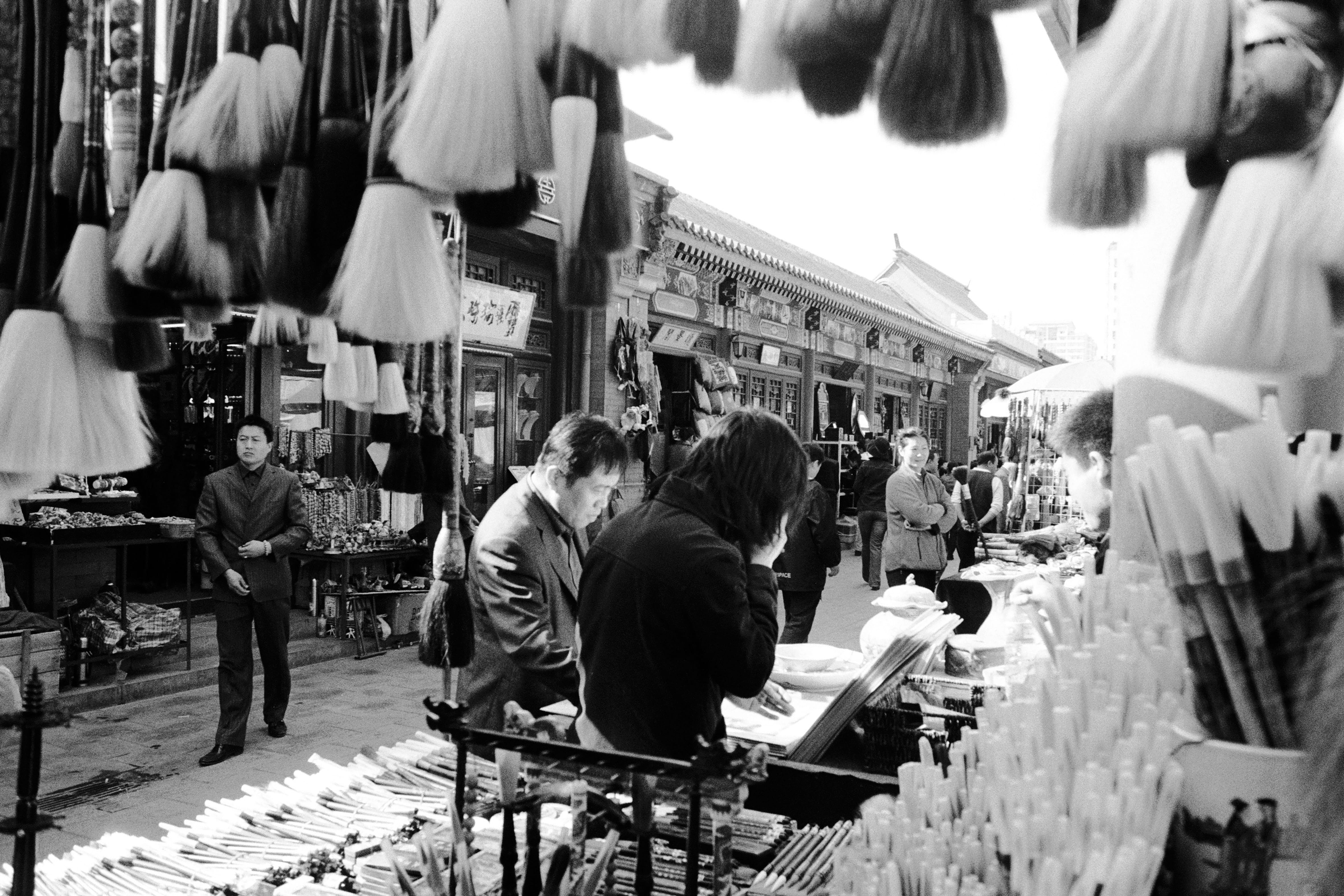 chair, shopping, real people, photography, consumerism, human, musician, architecture, pedestrian, face, business, person, retail, cafe, adult, street market, HD Wallpaper