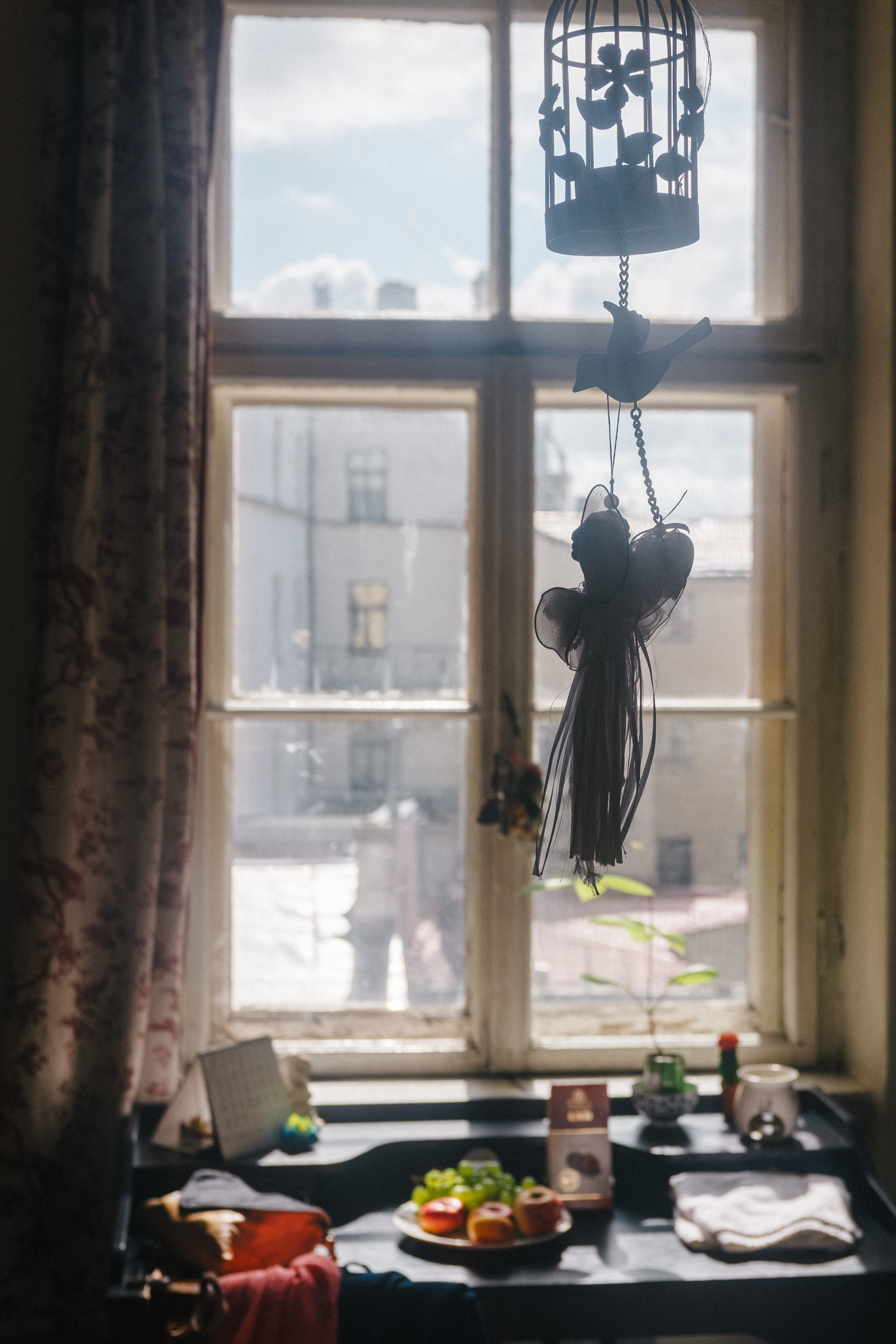 transparent, room, old, riga, 4K, beautiful, food and drink, interior, lighting equipment, style, human representation, built structure, blurred, indoor, Phone HD Wallpaper