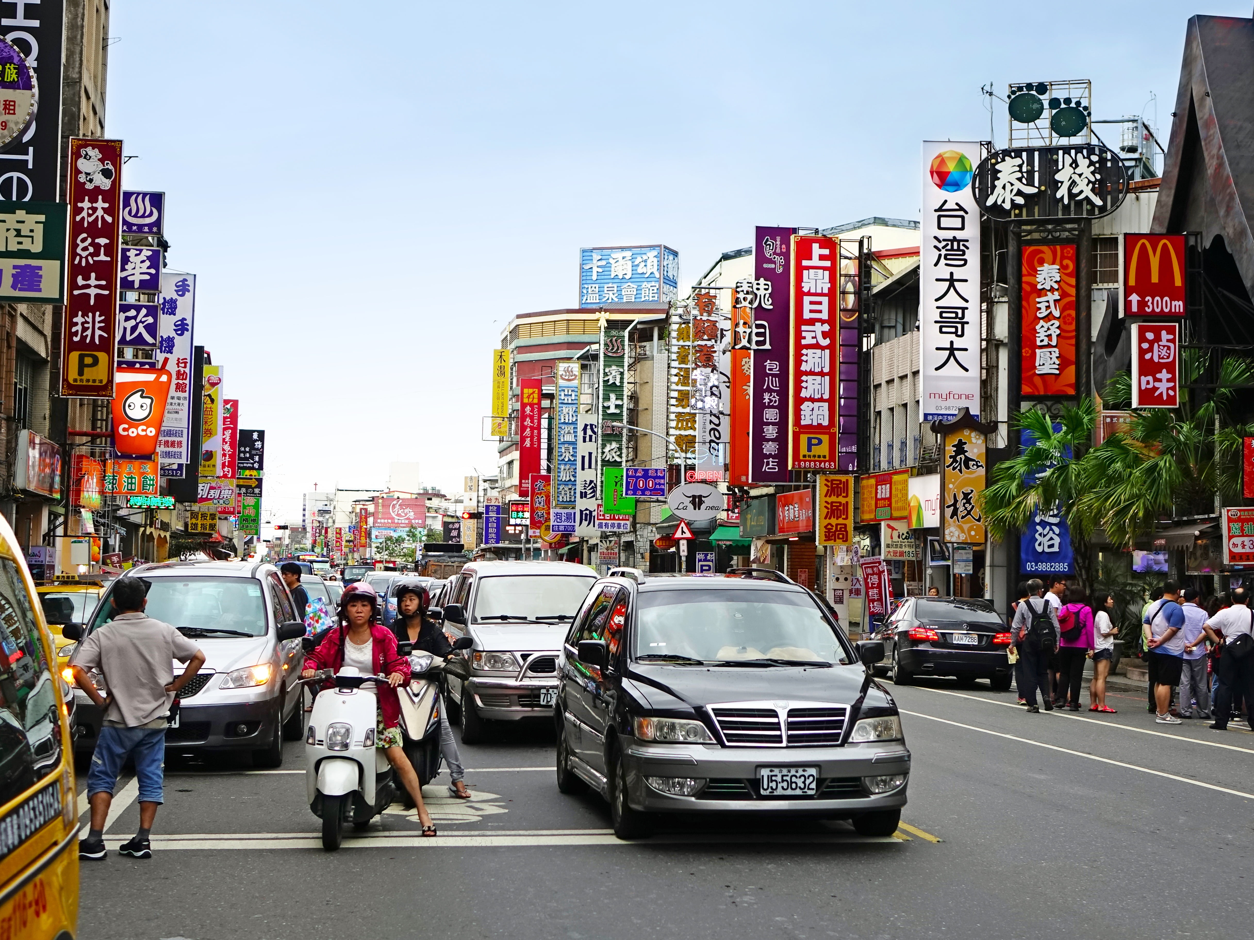 real people, vibrant, mode of transportation, vehicles, walking, men, built structure, building exterior, billboard, chinese, pedestrian, motor vehicle, HD Wallpaper