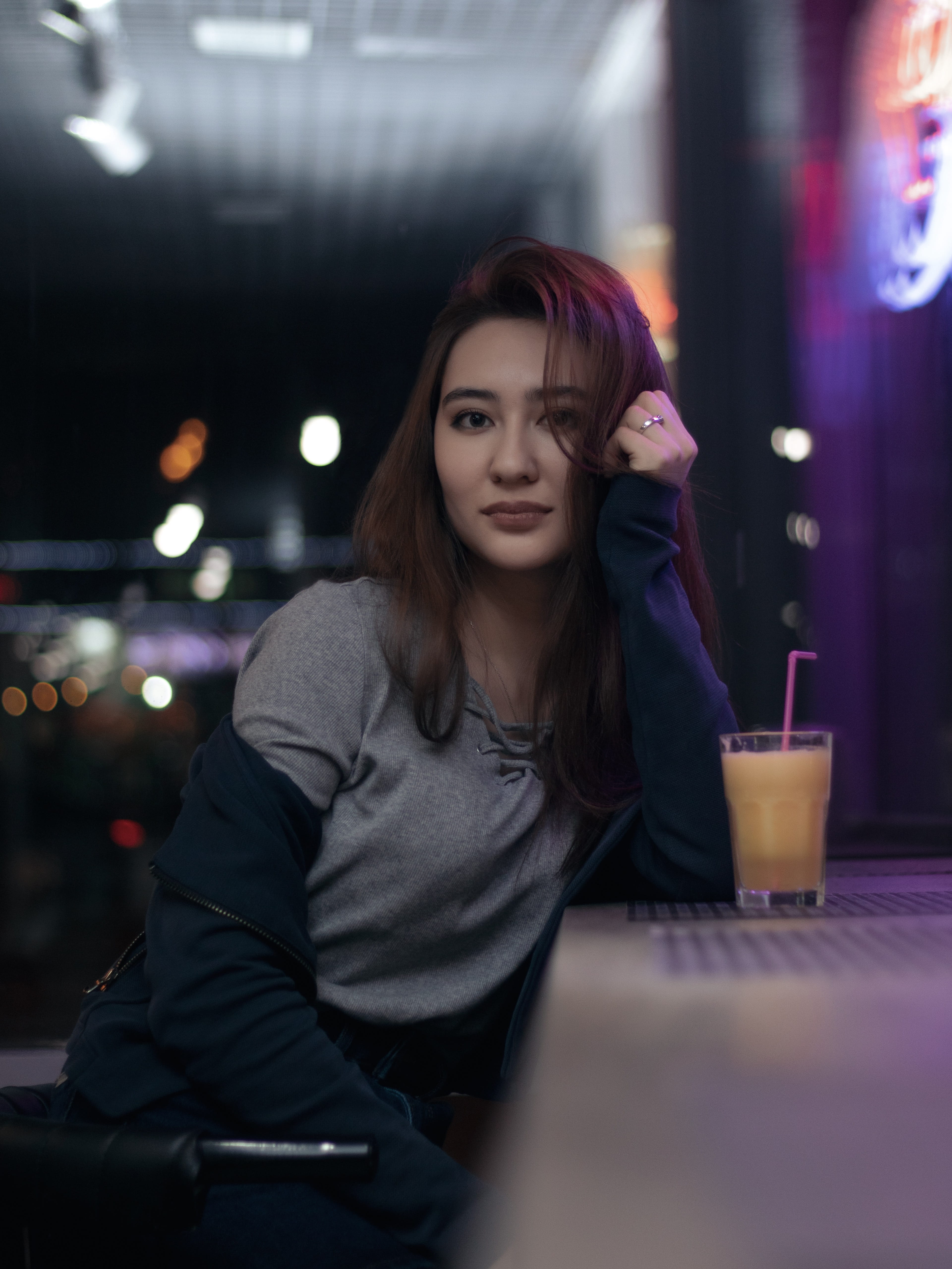 leisure activity, portrait, night, leaning, food, women, beverage, dating, hair, front view, one person, beauty, real people, human, pub, juice, restaurant, Phone HD Wallpaper
