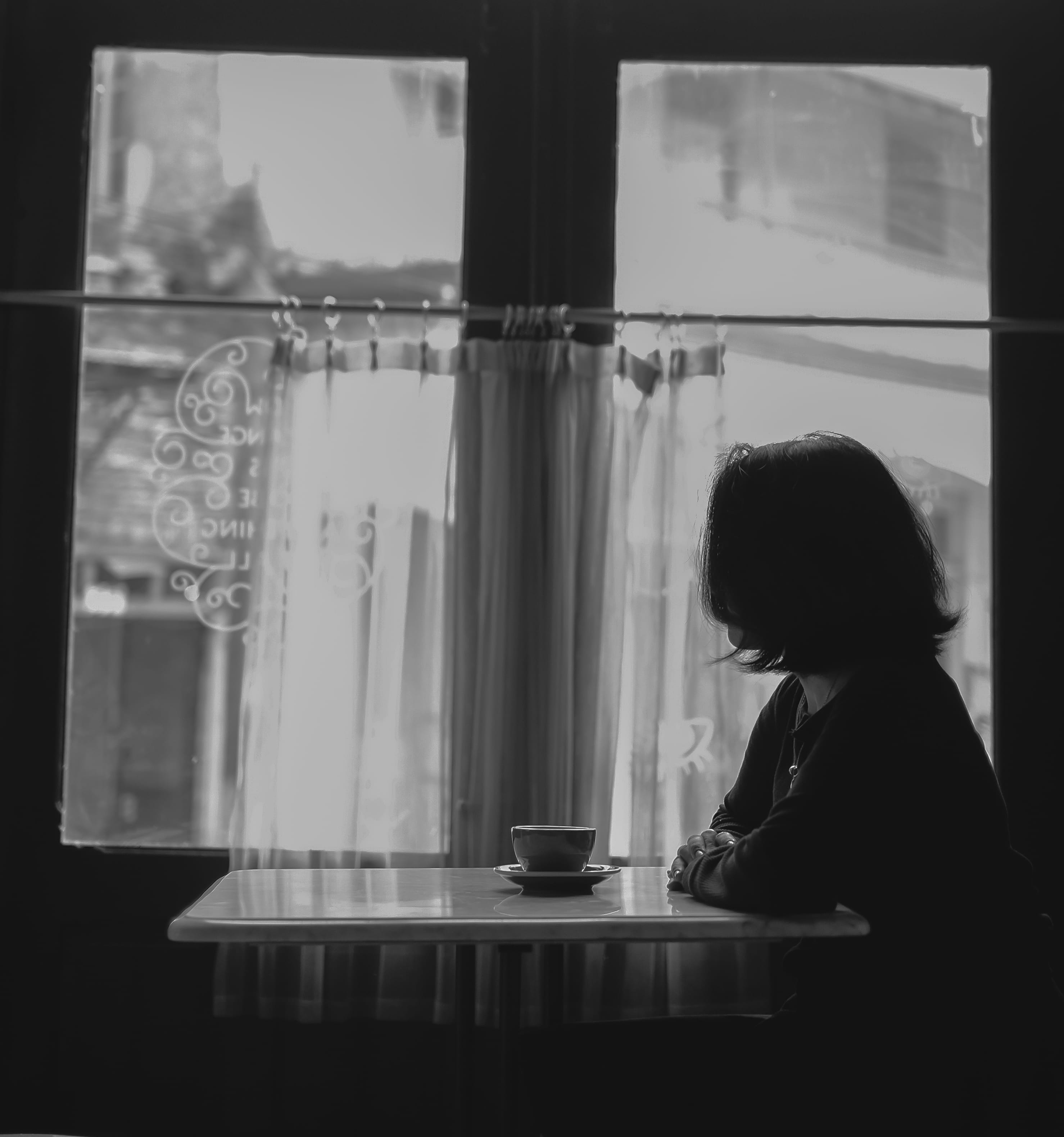 couch, side view, woman, 2K, finger, coffee cup, waist up, real people, mug, cafeteria, beside, furniture, one person, contemplation, drink, indoors, looking, Phone HD Wallpaper