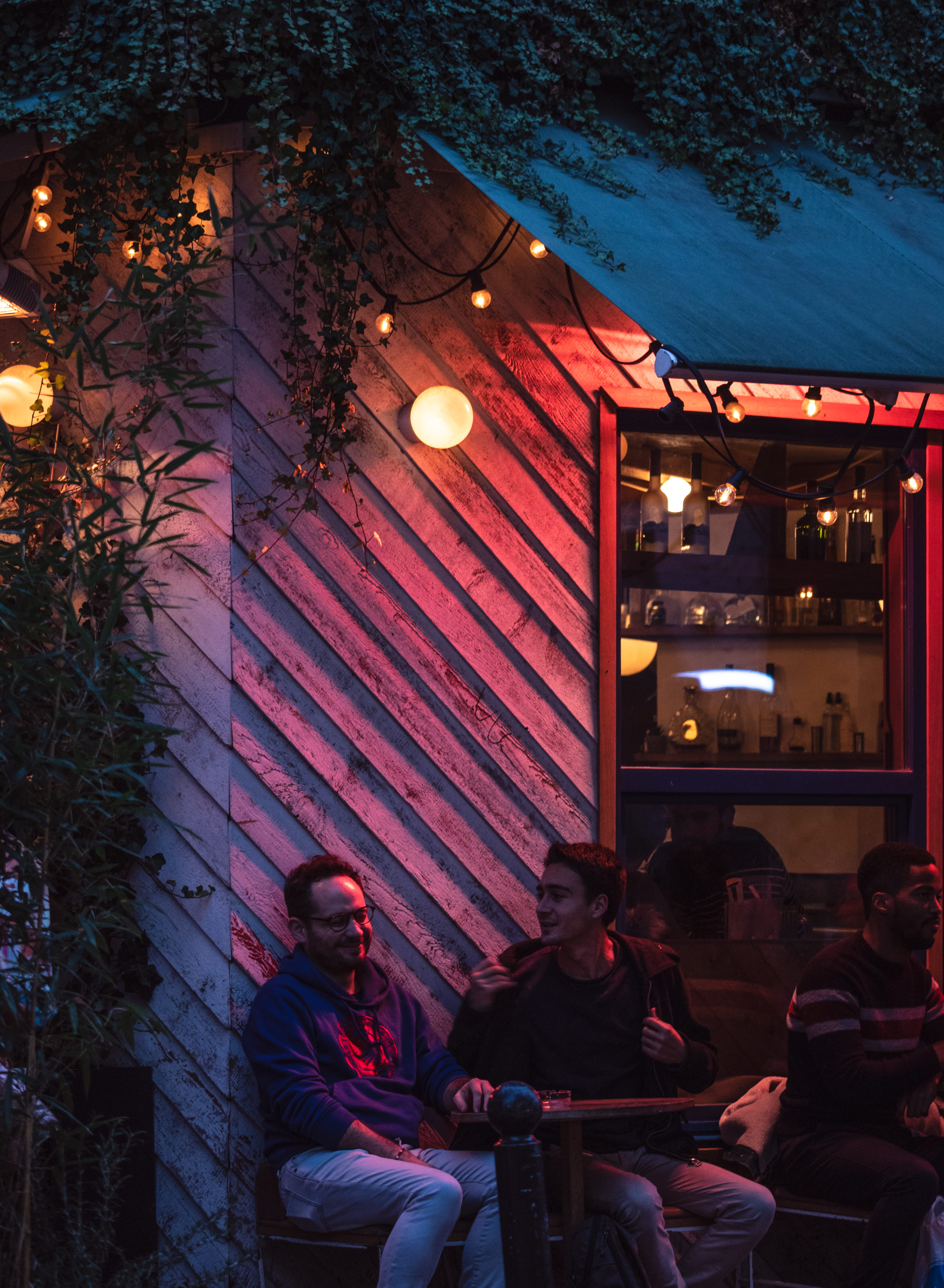 cafeteria, light, outdoors, bar counter, real people, city, man, adult, leisure activity, building exterior, street, lighting, person, architecture, illuminated, Phone HD Wallpaper