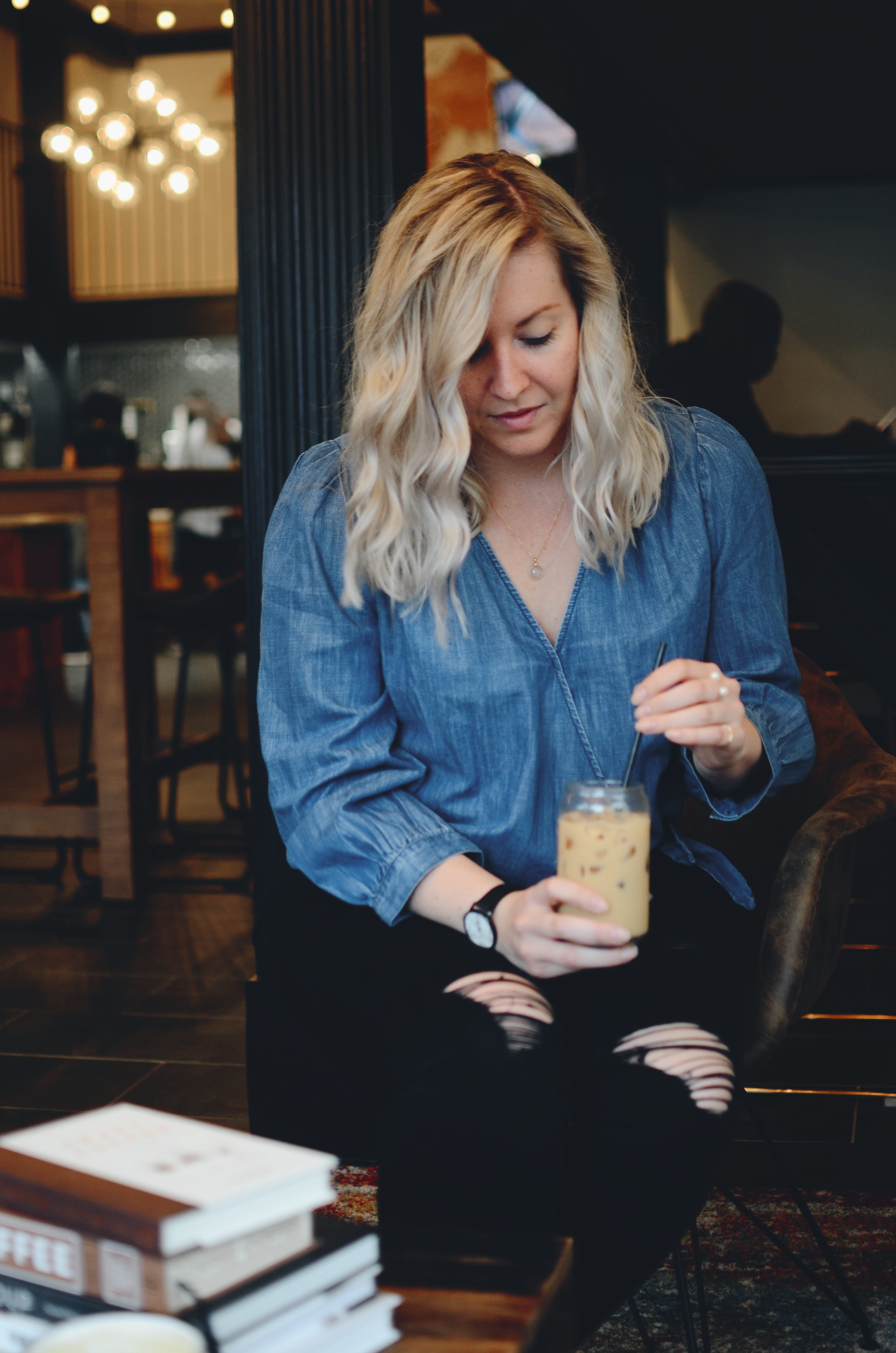 chattanooga, blond hair, together cafe, lifestyles, one person, bar counter, real people, pub, human, can, woman, clothing, food and drink, wood, front view, Phone HD Wallpaper