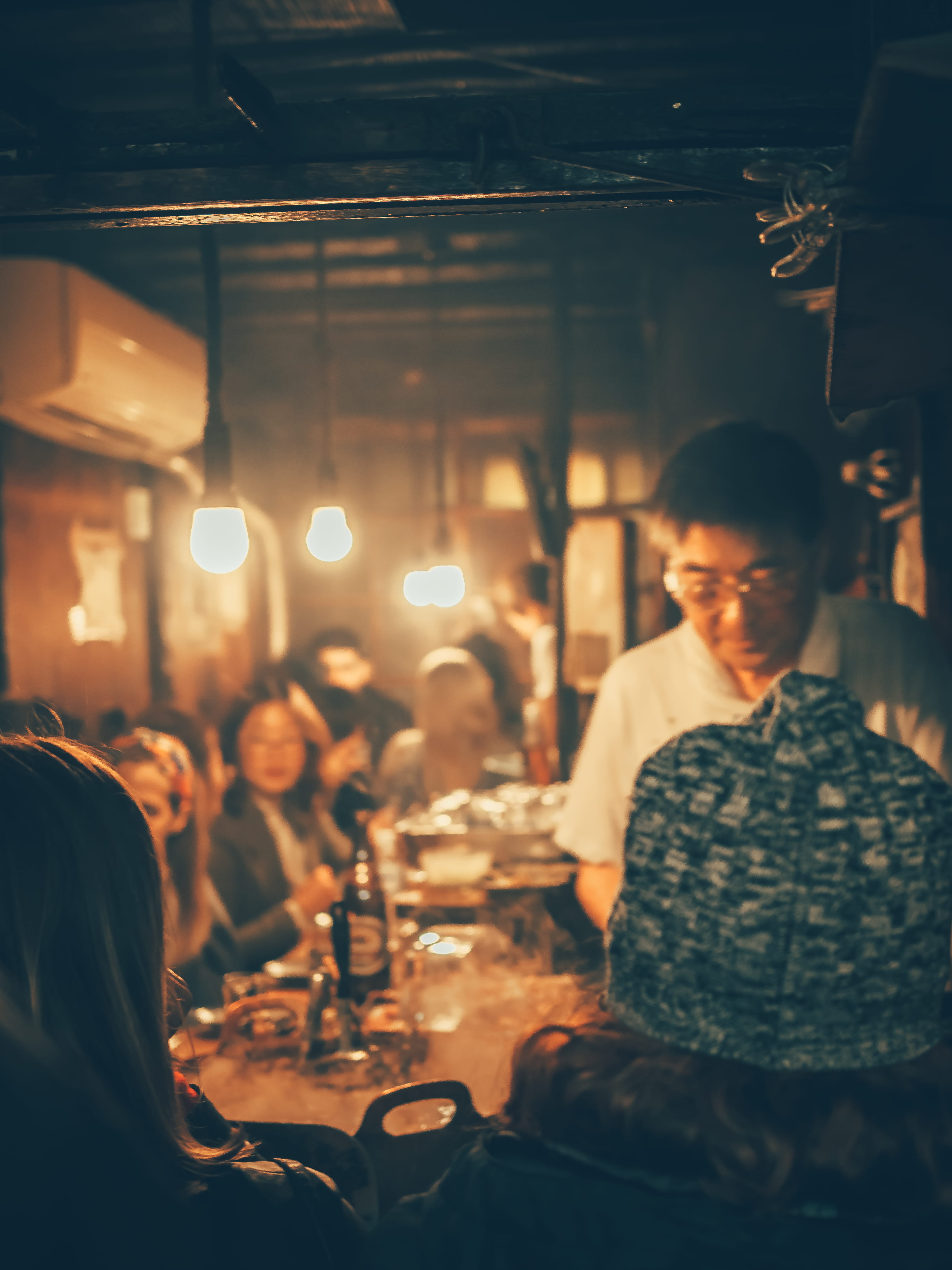 worker, cafe, glass, arts culture and entertainment, indoors, tokyo, group of people, bar, adult, bar counter, pub, males, enjoyment, real people, sitting, Phone HD Wallpaper