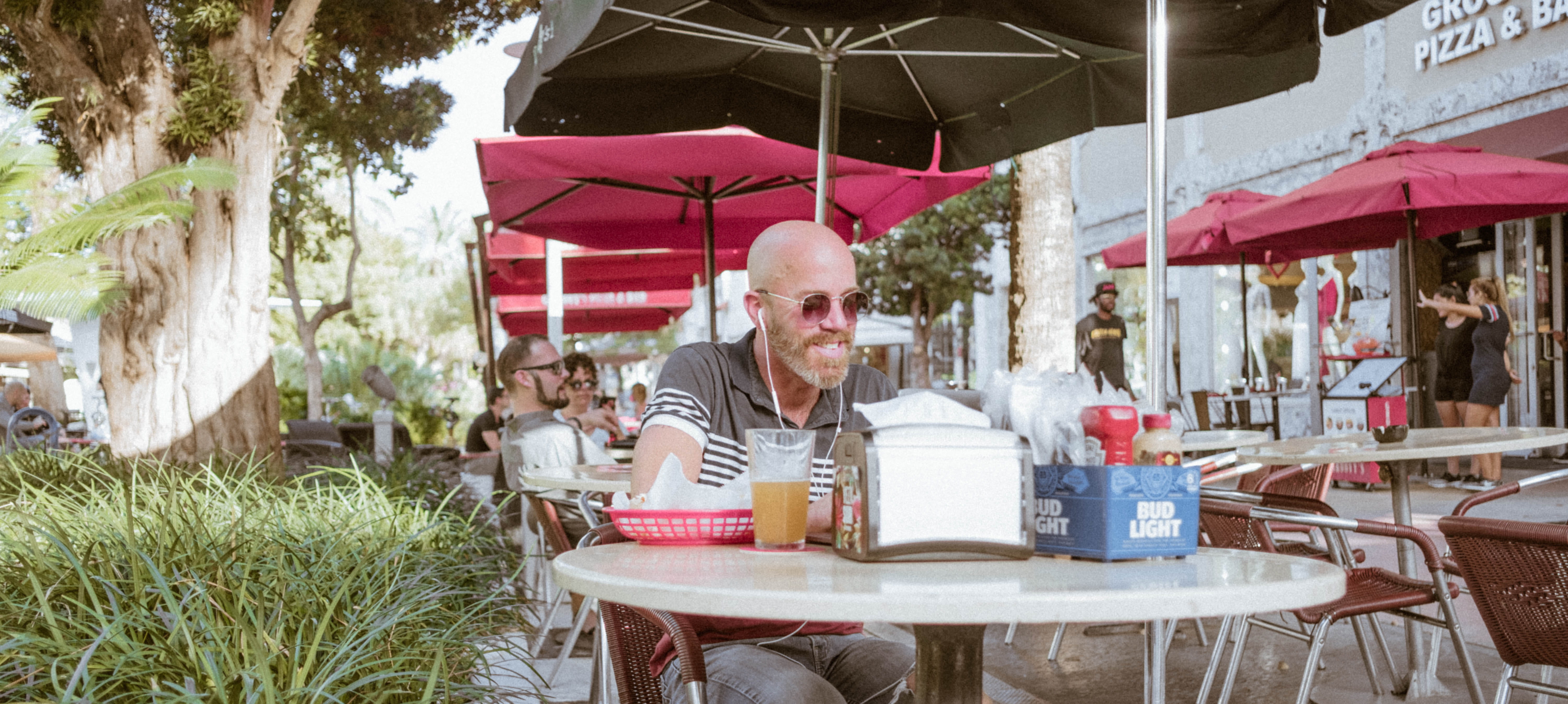 sitting, enjoyment, glass, food, man, adult, drink, males, drinking, one person, 5K, chair, beverage, cafe, refreshment, food court, restaurant, men, day, HD Wallpaper