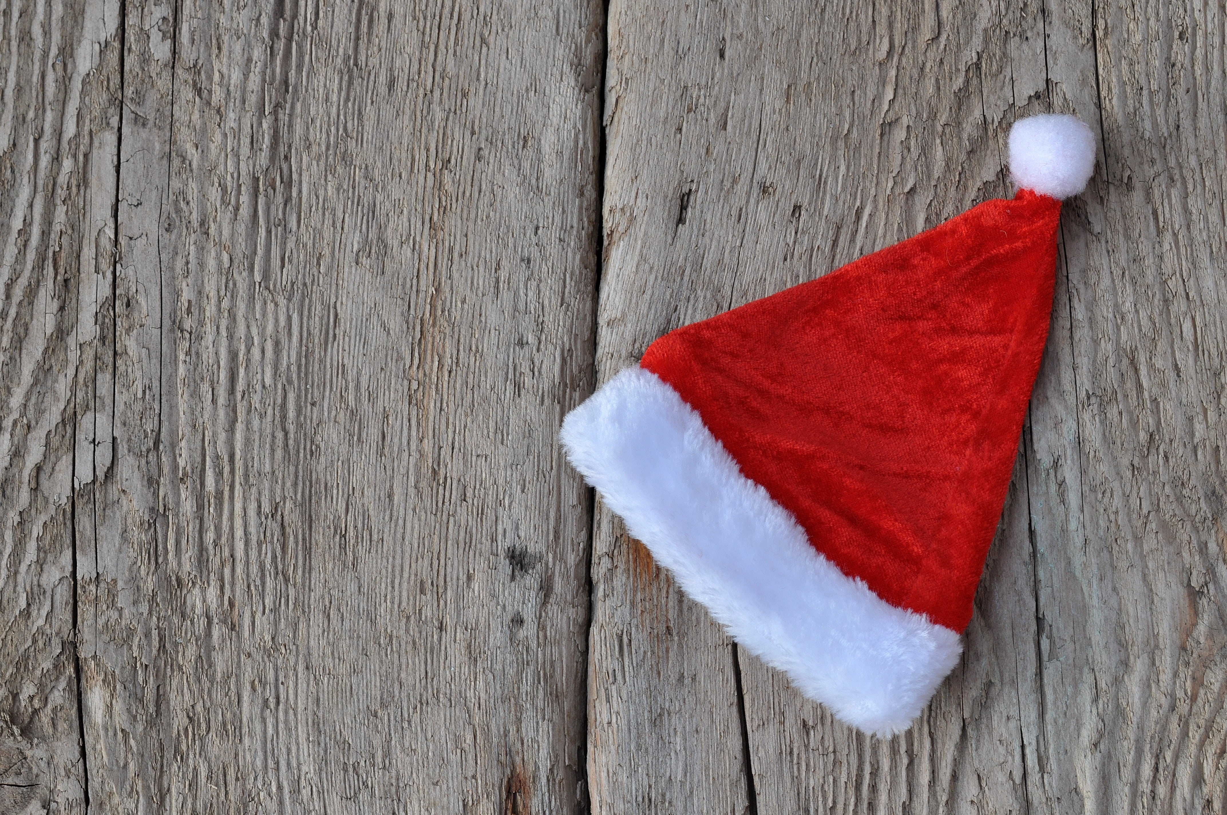 4K, wall - building feature, pattern, winter, santa hat, fabric, emotion, holiday, celebration, wood - Material, santa, christmas, tip, christmas decoration, HD Wallpaper