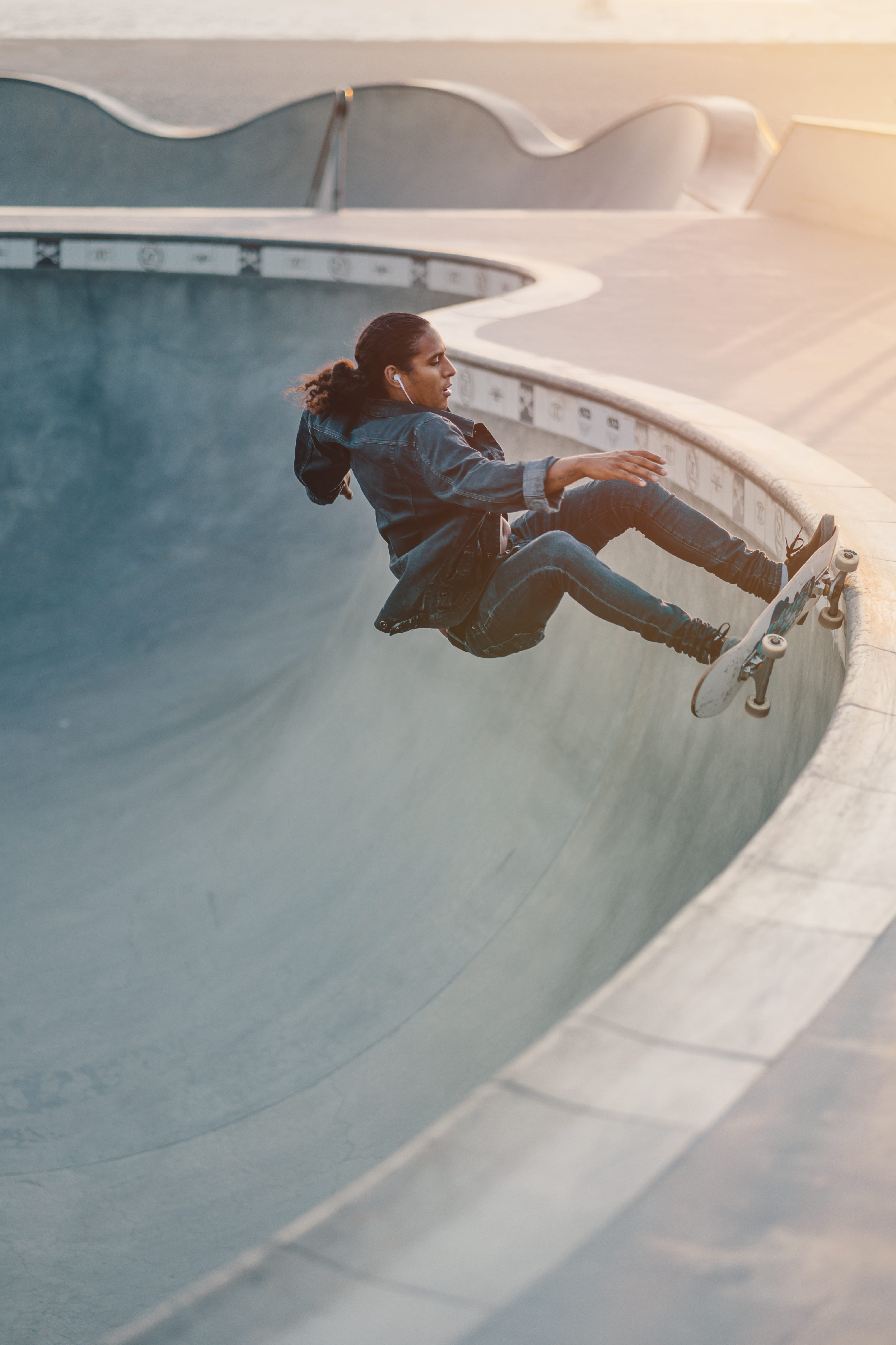 full length, nature, swimming pool, mid-air, venice skatepark, men, skateboard, denim, jumping, air, retro, childhood, day, sunset, excitement, real people, Phone HD Wallpaper