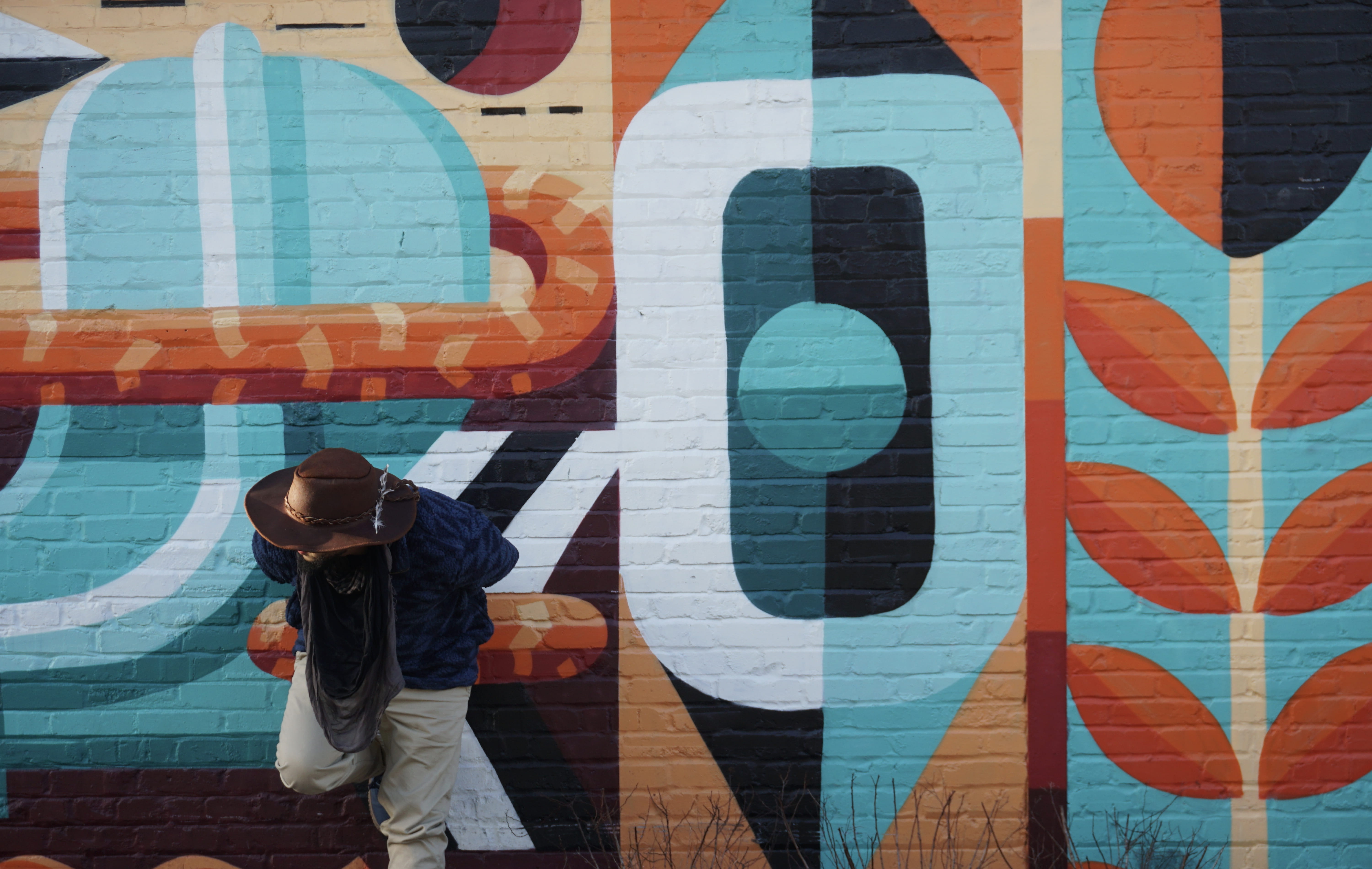 multi colored, men, real people, wall, architecture, art and craft, full length, building exterior, standing, text, behind, person, creativity, communication, HD Wallpaper