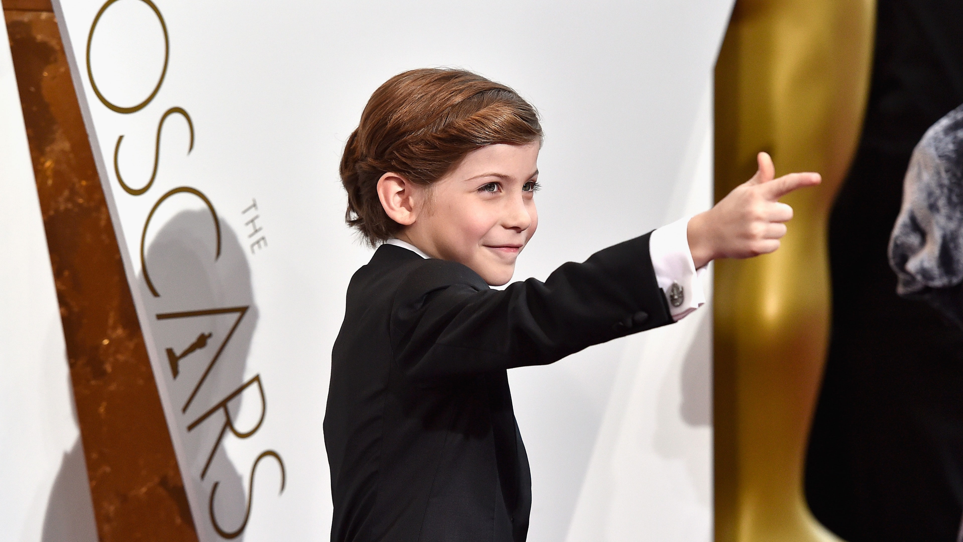 blazer, wall, 4K, Most popular celebs, black, hand, actor, text, Jacob Tremblay, right, Oscar 2016, Oscar, oscars, boy, pointing, behind, HD Wallpaper
