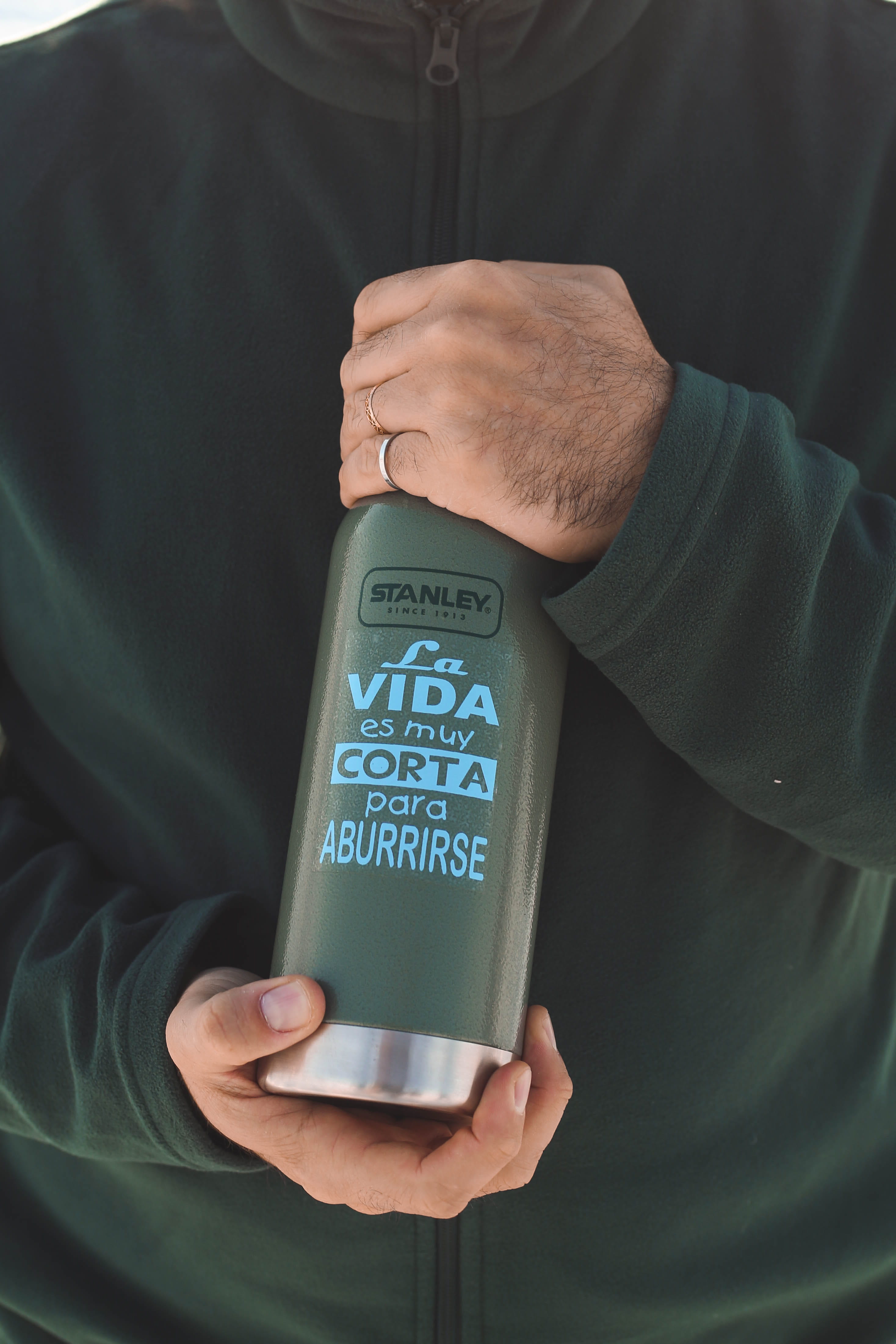 human hand, holding, men, la, adult, lifestyles, communication, food and drink, standing, close-up, western script, text, muy, one person, vida, corta, Phone HD Wallpaper