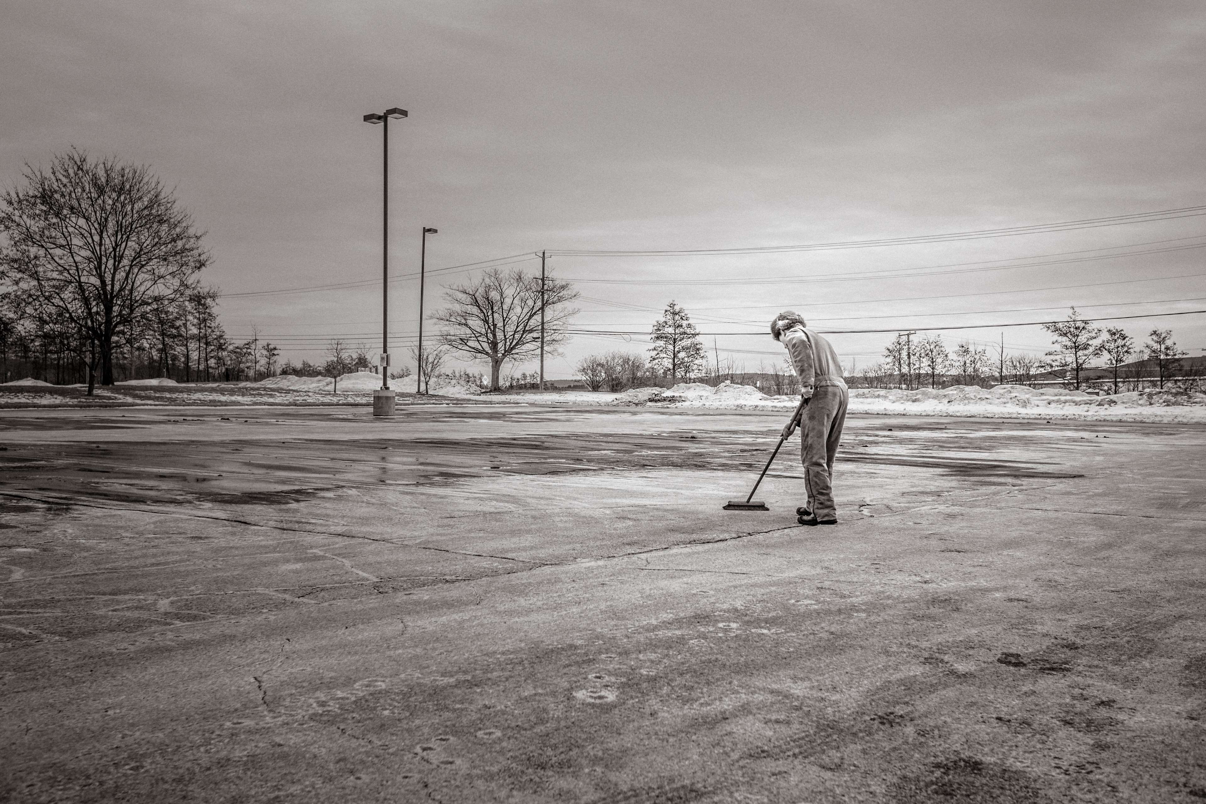 outdoors, sport, job, nature, clean, working, standing, black and white, lifestyles, day, man, sweep, one person, tree, full length, 4K, men, sky, janitor, HD Wallpaper