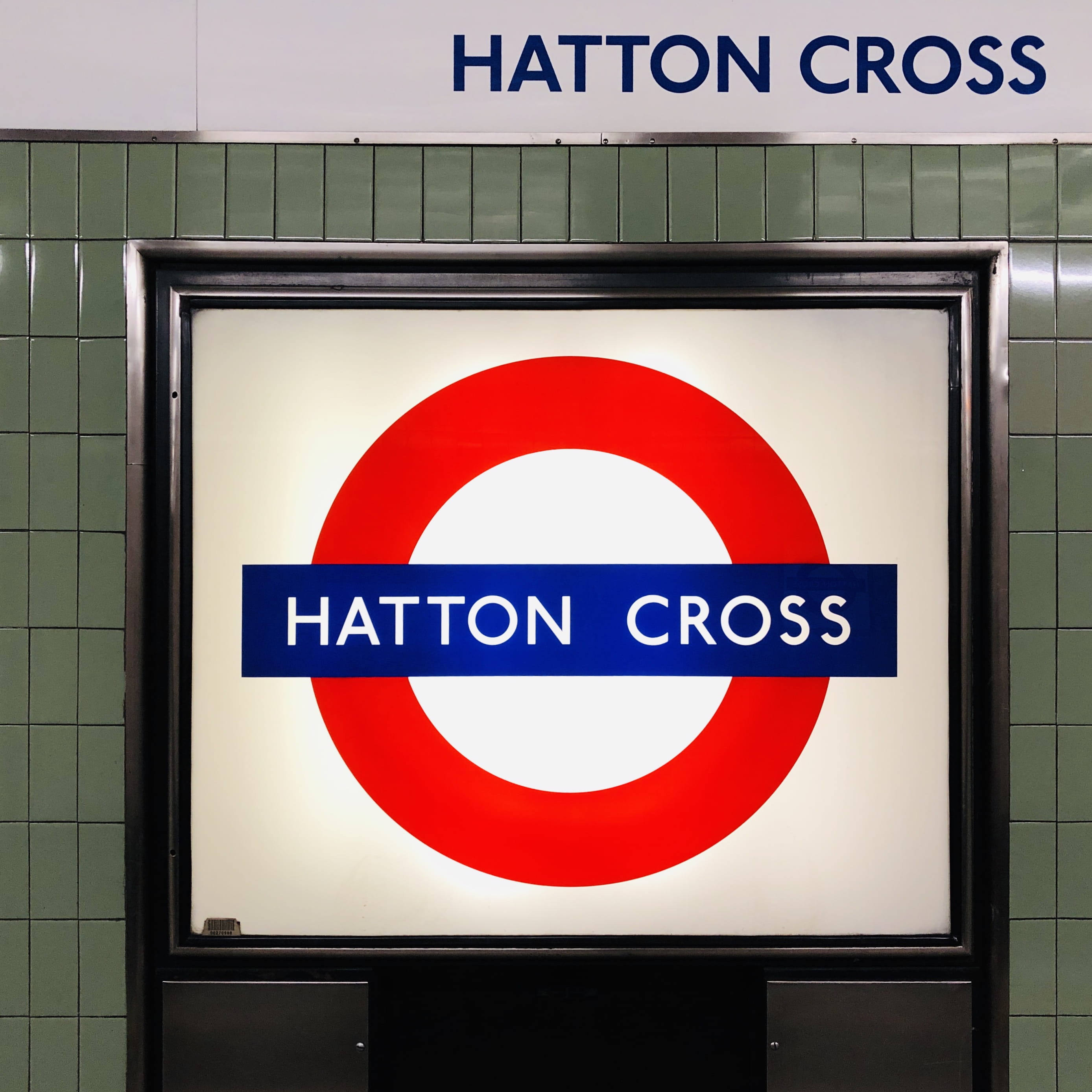 spoke, geometric shape, red, trademark, information sign, monitor, hatton, electronics, communication, close-up, 2K, cross, machine, tv, information, wall - building feature, Phone HD Wallpaper
