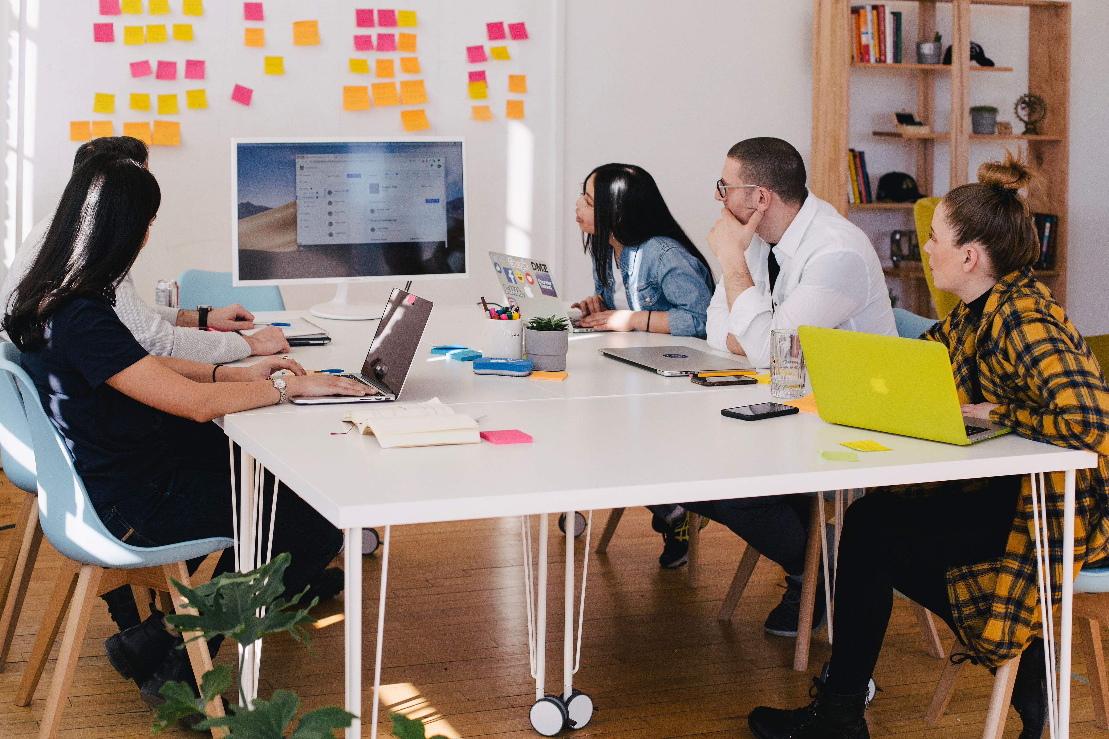 brainstorming, group of people, human, communication, wireless technology, imac, men, coworker, working, adult, businessman, table, sitting, chair, monitor, HD Wallpaper