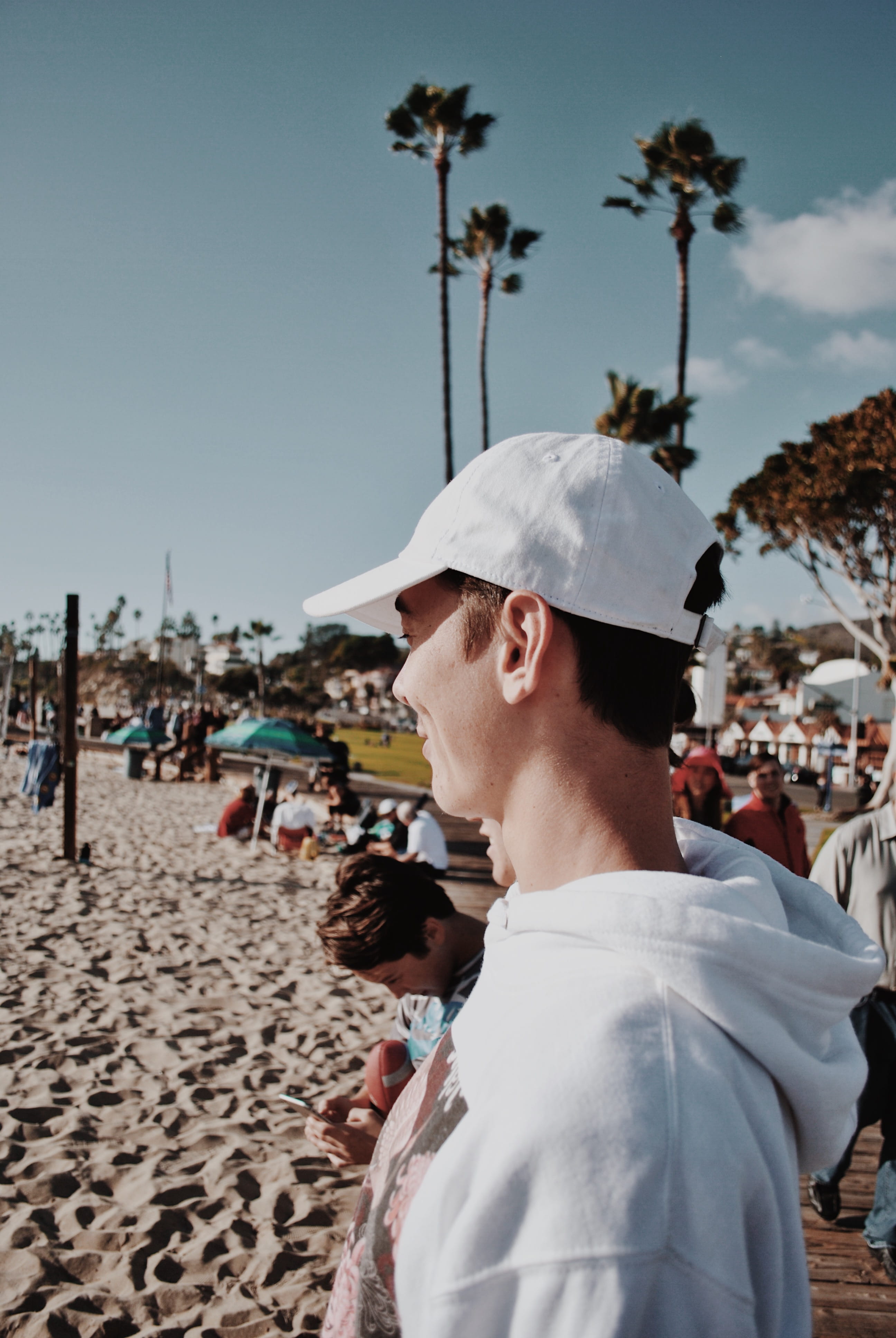 4K, outdoors, sunlight, hat, crowd, coast, leisure activity, water, beach, incidental people, white, sand, sea, nature, undershirt, adult, swimwear, real people, Phone HD Wallpaper