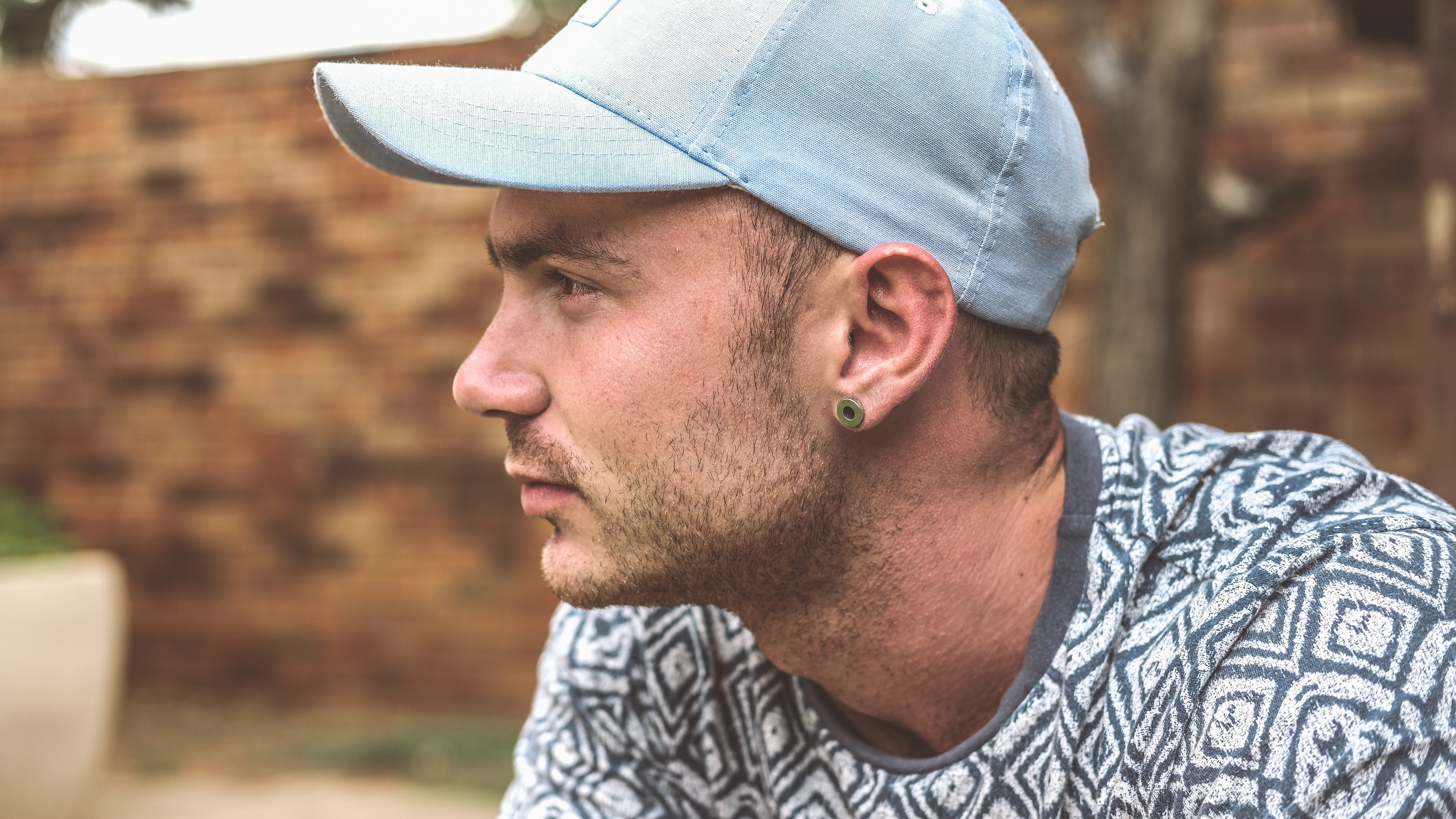 one person, happy to be here, portrait, hipster - person, human, building, watching, focus, bathing cap, looking, 5K, men, hat, baseball cap, man, wearing, HD Wallpaper