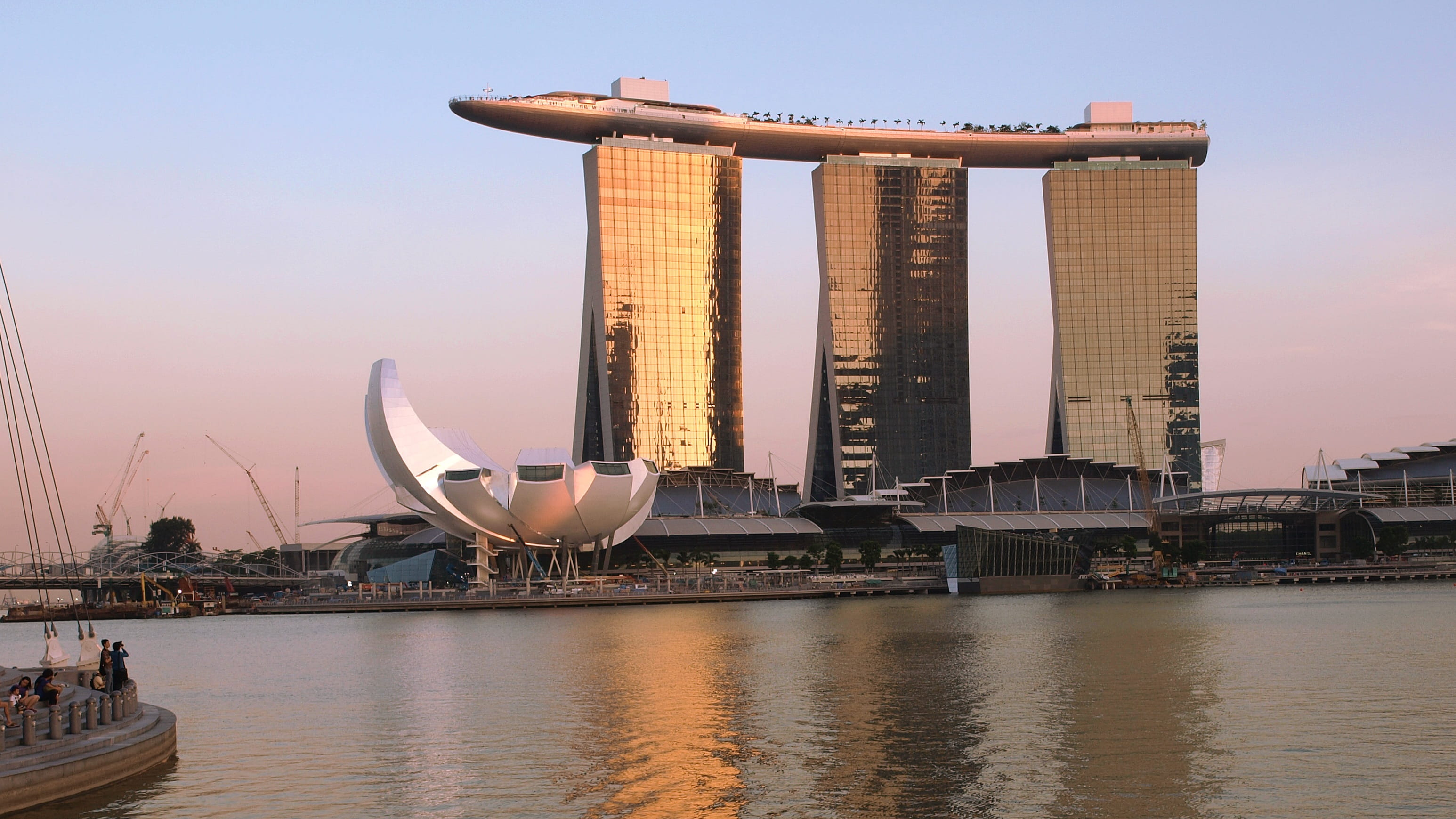 river, sky, travel destinations, Singapore, building exterior, bay, 2K, building, no people, body, Skyscraper, waterfront, business, modern, architecture, HD Wallpaper