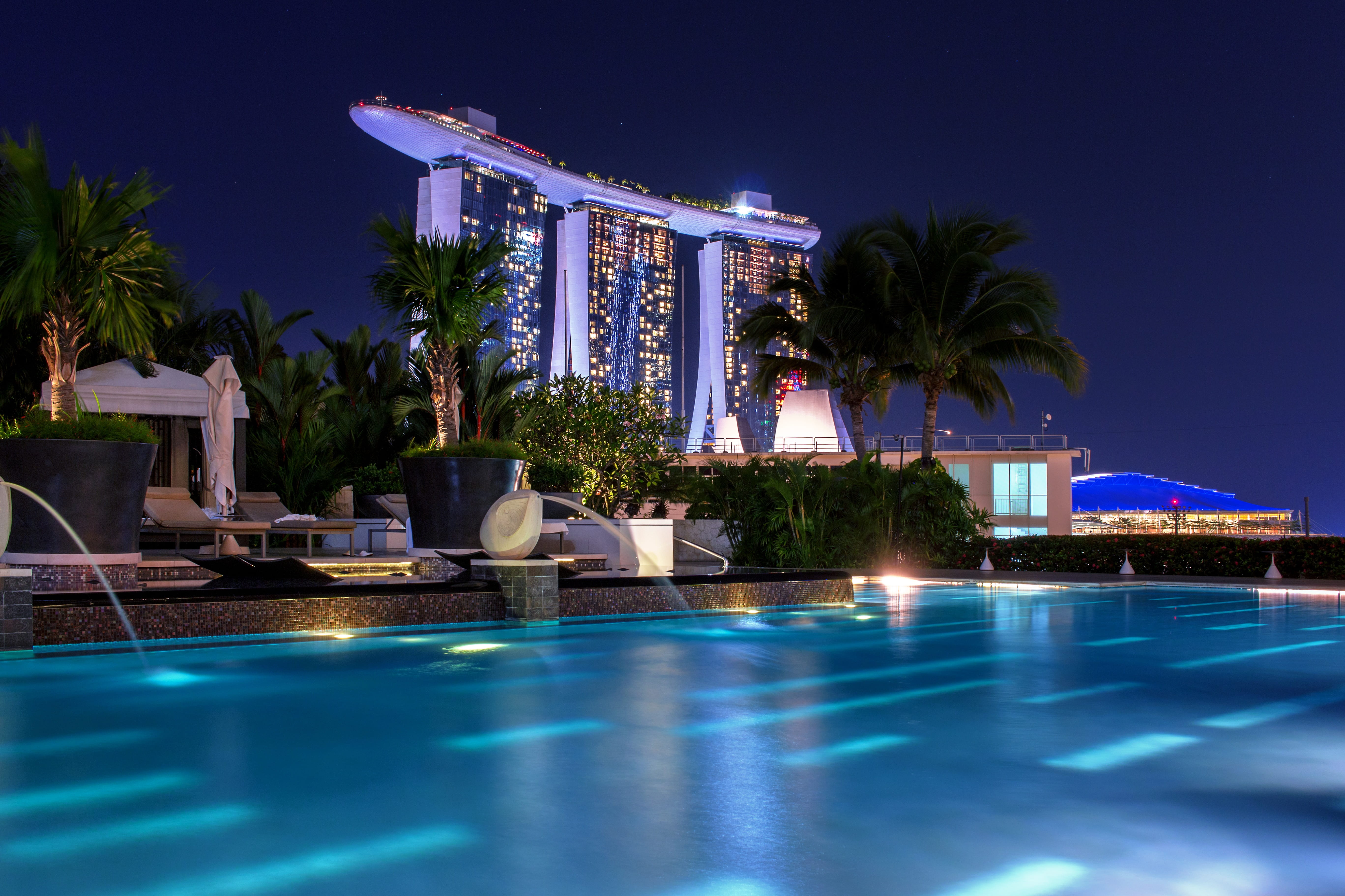 5K, poolside, outdoors, luxury hotel, tropical climate, building exterior, bay, pool, office building exterior, swimming pool, wealth, singapore, tourist resort, HD Wallpaper