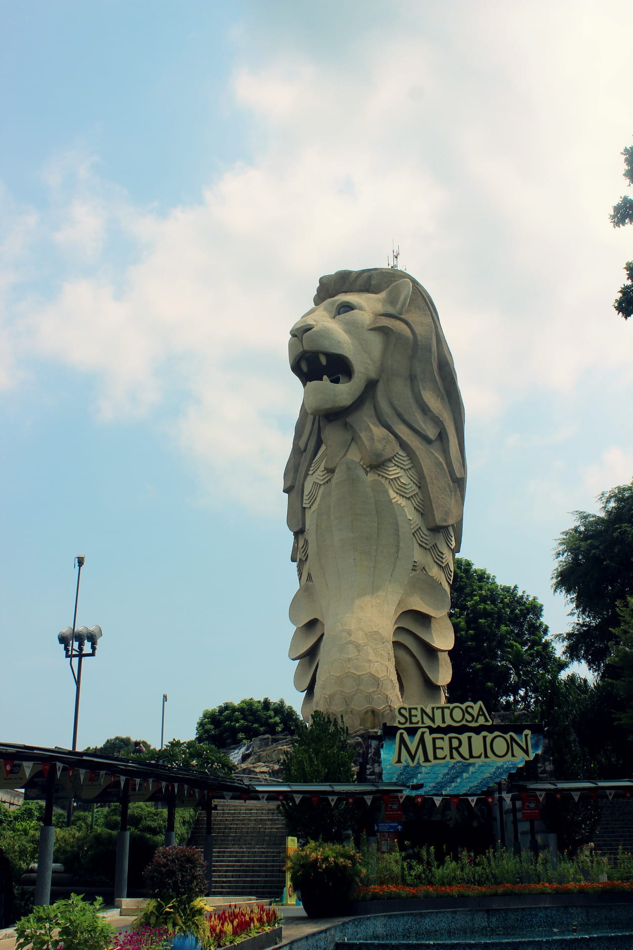 nature, low angle view, day, human representation, sky, cloud - sky, Merlion, architecture, built structure, male likeness, representation, tree, no people, Phone HD Wallpaper