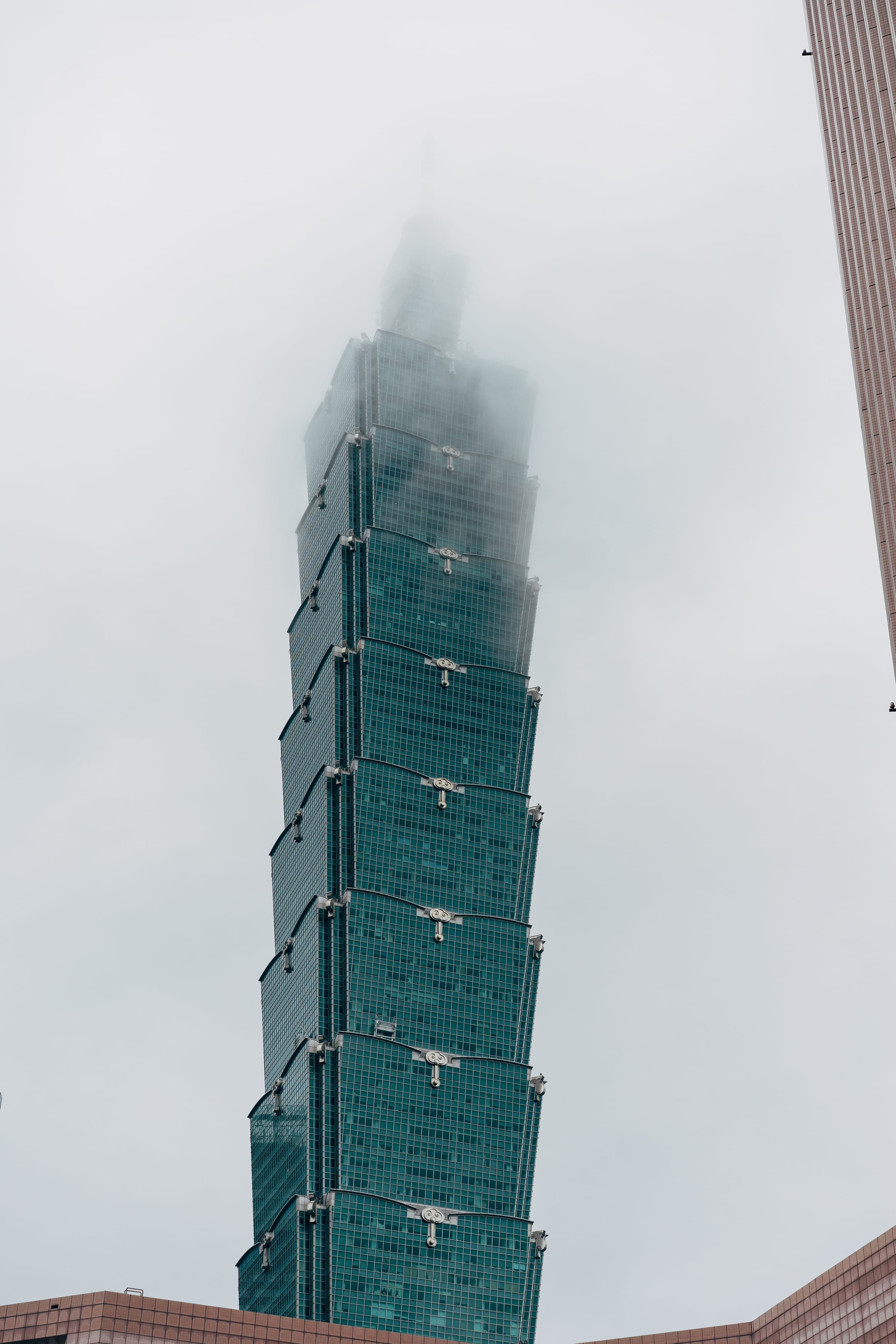 office building exterior, sky, nature, high rise, construction equipment, steeple, office building, urban, office, built structure, taipei 101, skyscraper, Phone HD Wallpaper