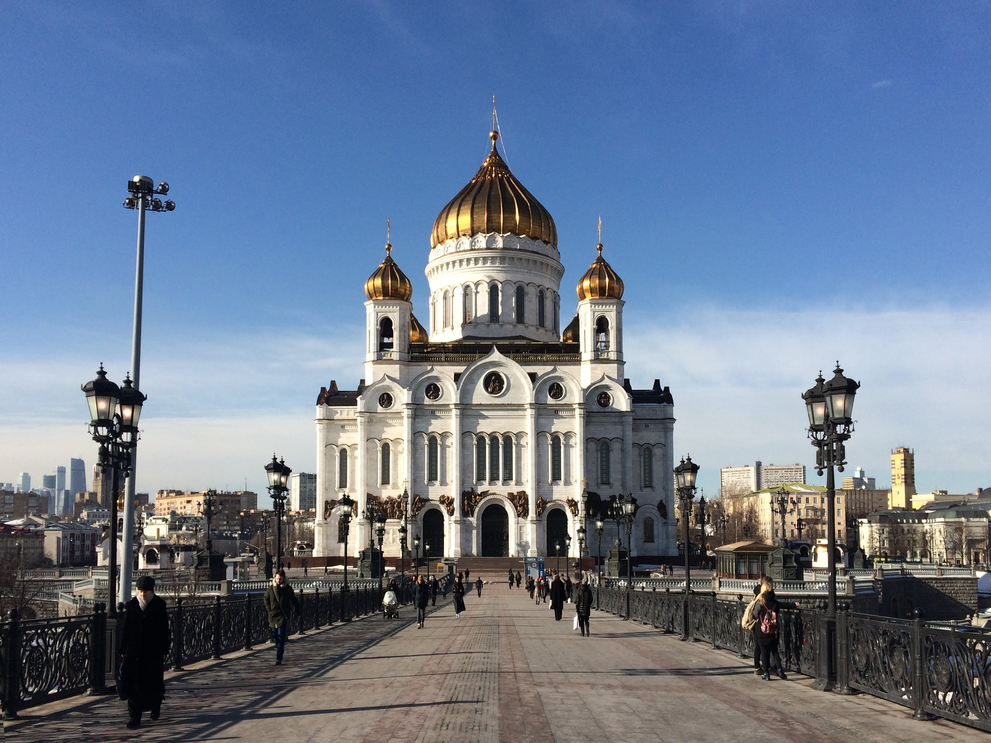 nature, spire, gold, bridge, onion domes, architecture, belief, travel destinations, outdoors, orthodox, facade, place of worship, incidental people, dome, HD Wallpaper