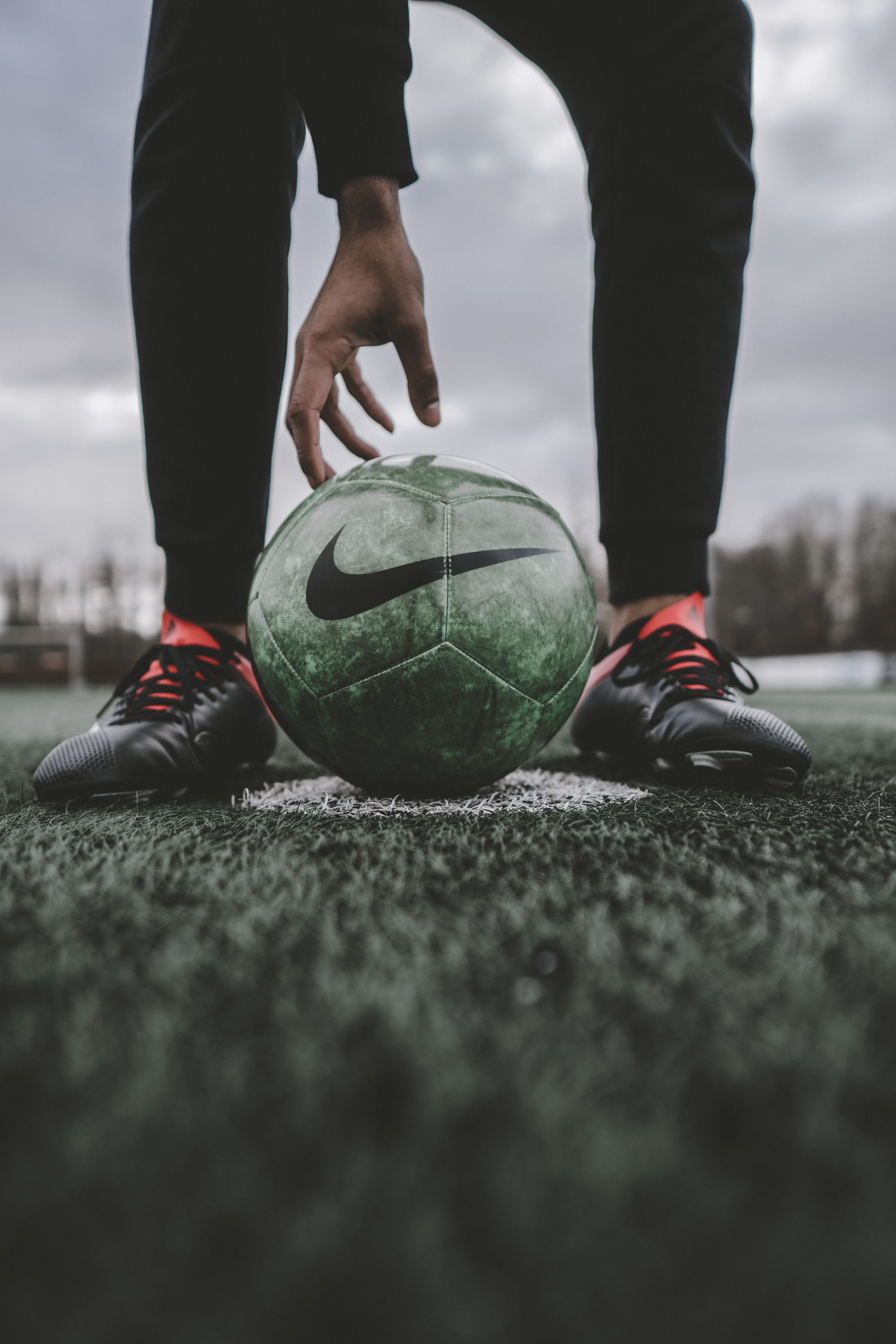 leisure activity, sports, surface level, team, footwear, human leg, human foot, front, human limb, low section, one person, human, shoe, soccer, sea life, Phone HD Wallpaper