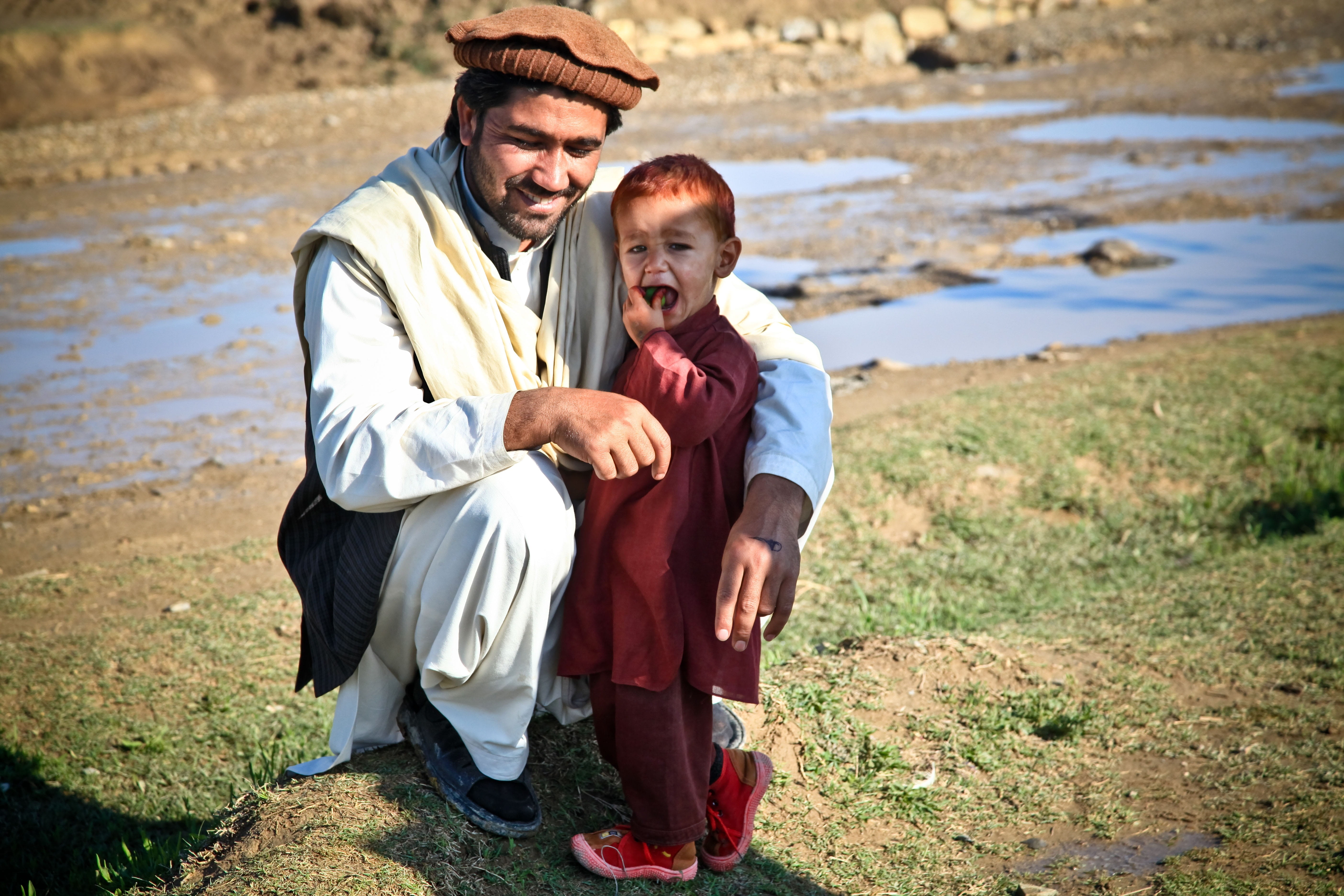 family, nature, togetherness, childhood, emotion, sleeved, mud, mouth, outdoors, happy, mature men, mature adult, smiling, red long, holing, shirt, real people, HD Wallpaper