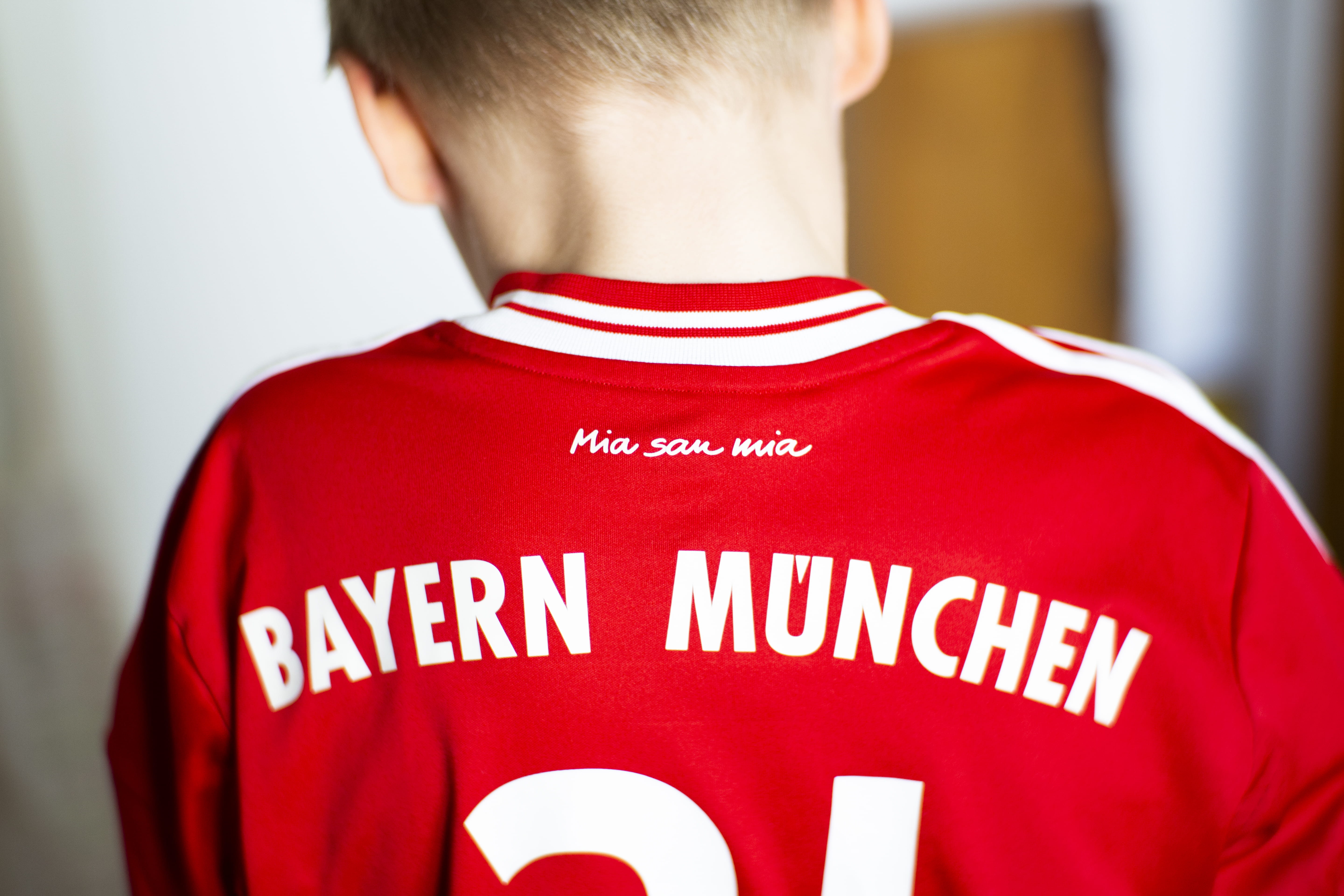 protection, healthcare and medicine, responsibility, trikot, security, boy, sleeve, men, text, bavaria, one person, uniform, human, safety, white, football, HD Wallpaper