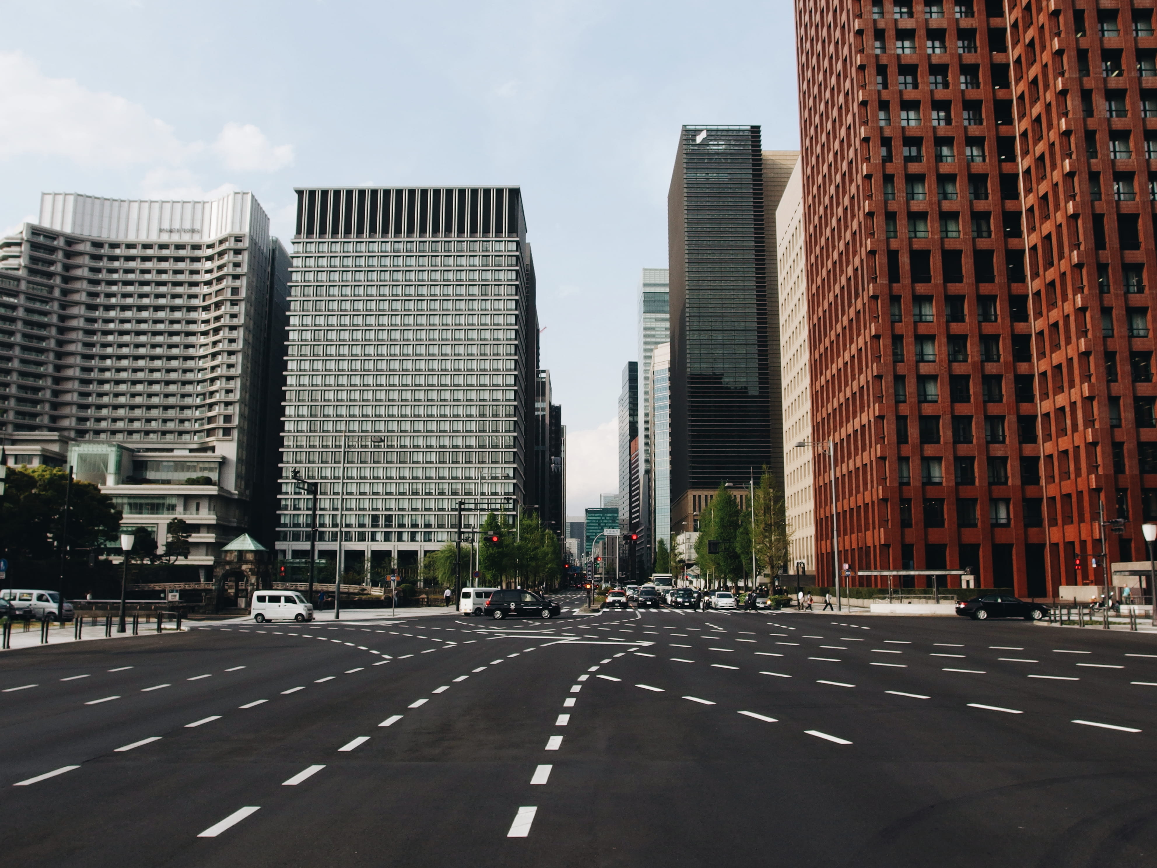 tarmac, light, way, car, cityscape, vehicles, intersection, modern, near, marking, city, architecture, land vehicle, rise, building, asphalt, city street, HD Wallpaper