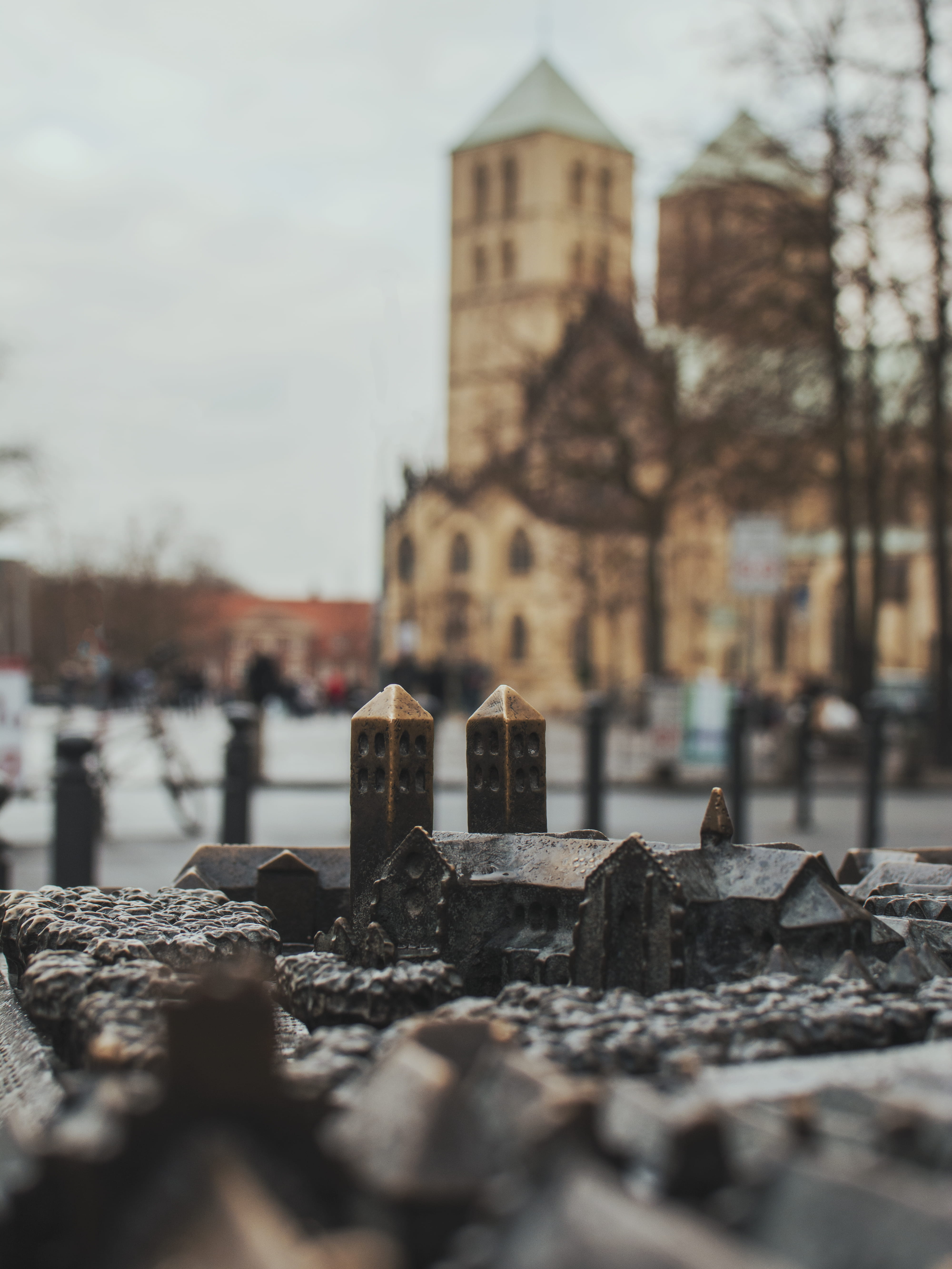 stone - object, day, münster, building, no people, building exterior, grey, spire, bird, münster dom, kirche, ground, slate, solid, asphalt, selective focus, Phone HD Wallpaper
