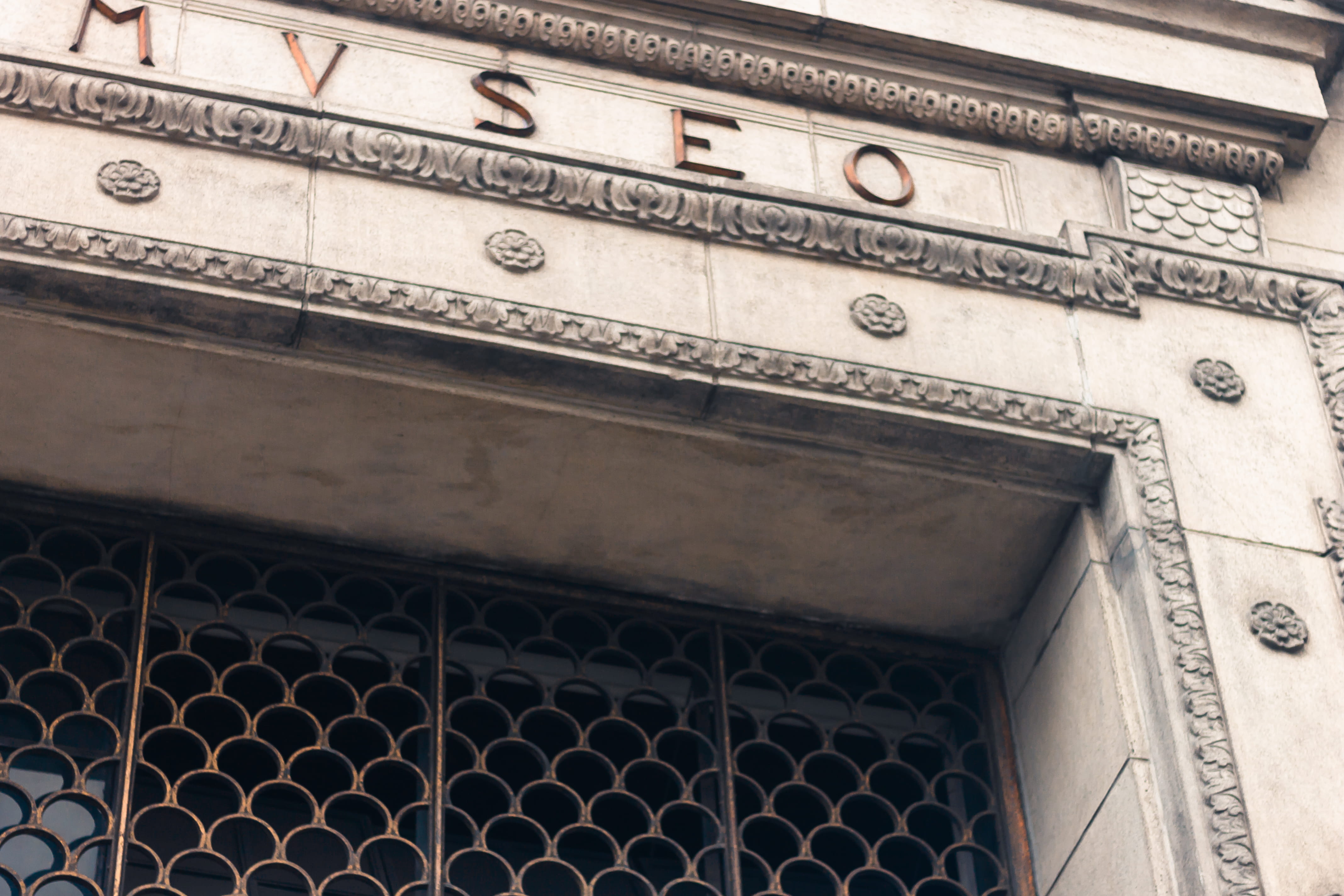 museum, business, currency, built structure, finance, banking, lima, city, building, wealth, no people, 4K, text, old, architecture, metal, close-up, technology, HD Wallpaper