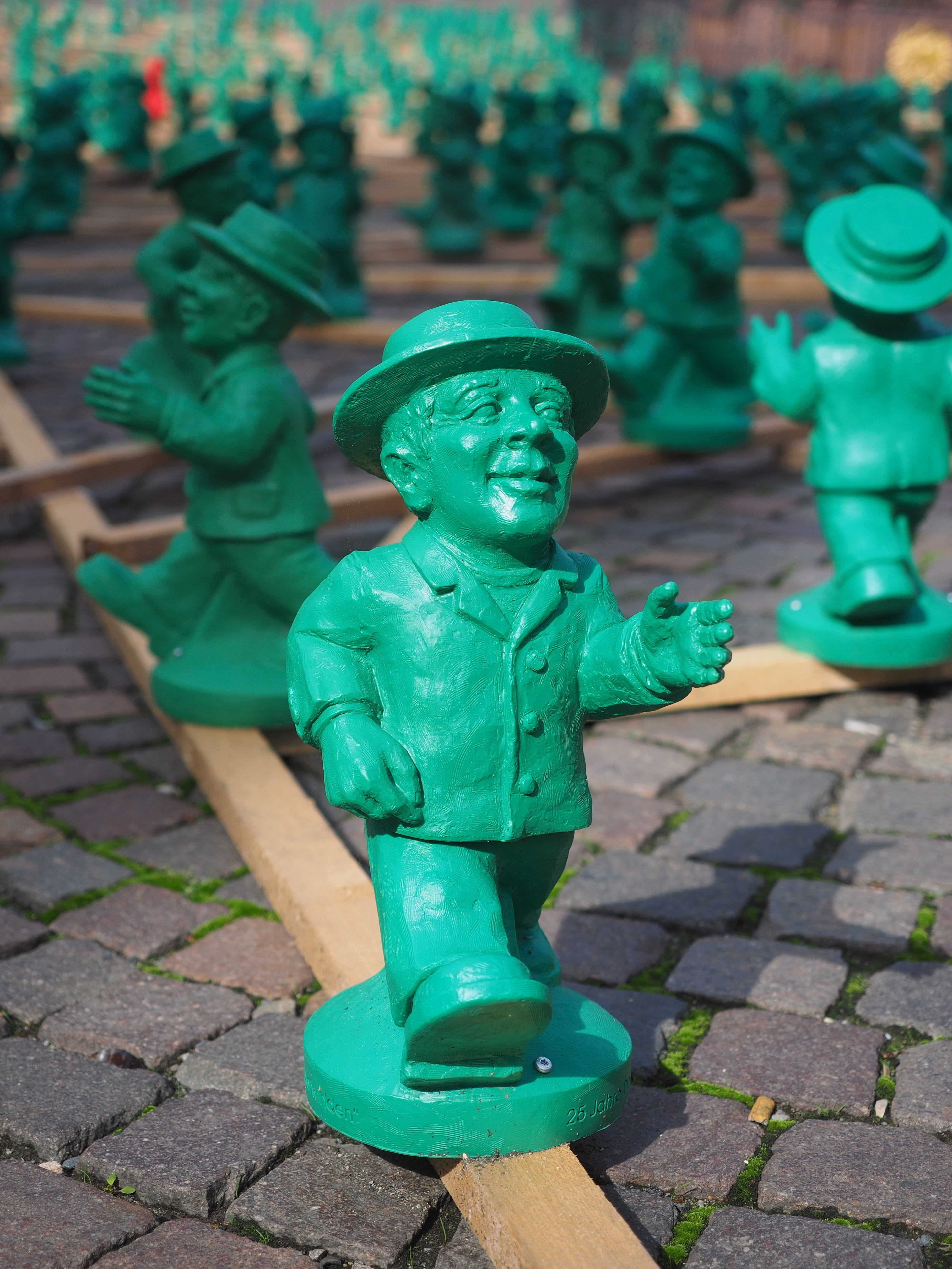 invasion of the green men, art, sculpture, architecture, in a row, figurine, art object, unit male characters, no people, art project, places of interest, Phone HD Wallpaper