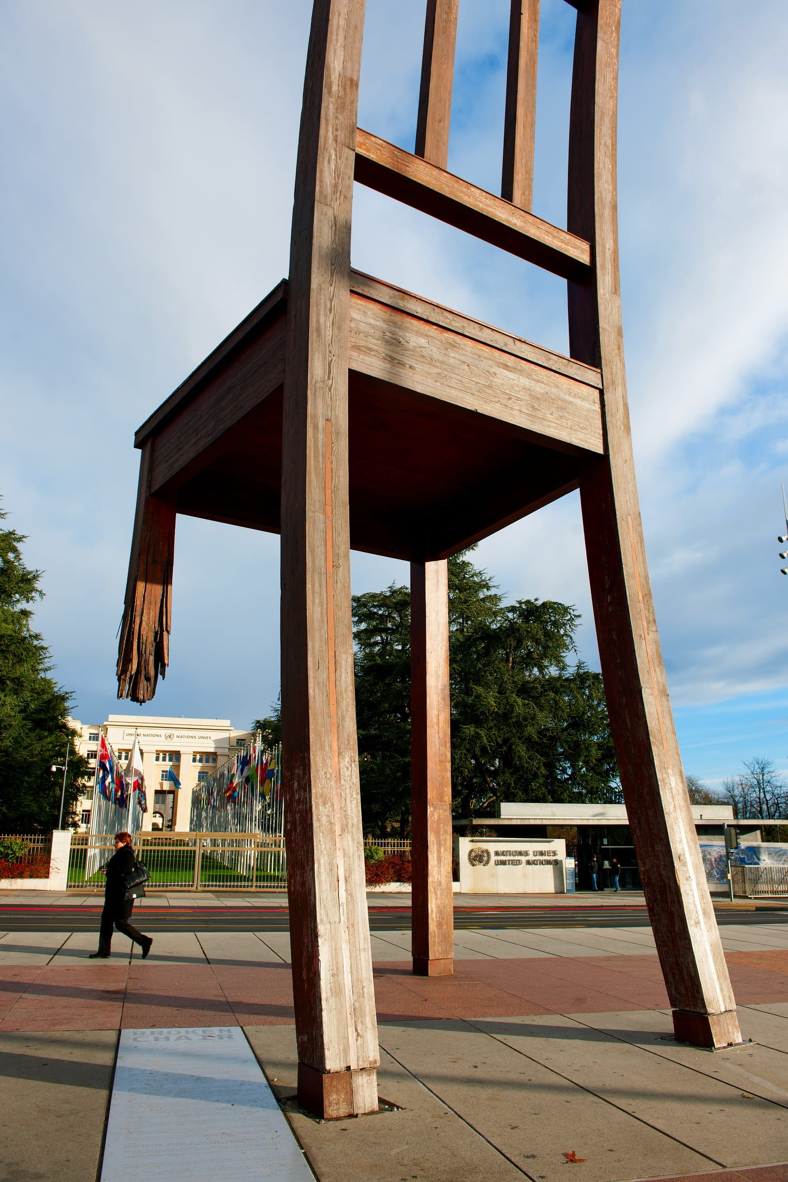 incidental people, women, monument, nature, gasoline, outdoors, city, refueling, 1080P, full length, The Big Chair, day, built structure, real people, Phone HD Wallpaper