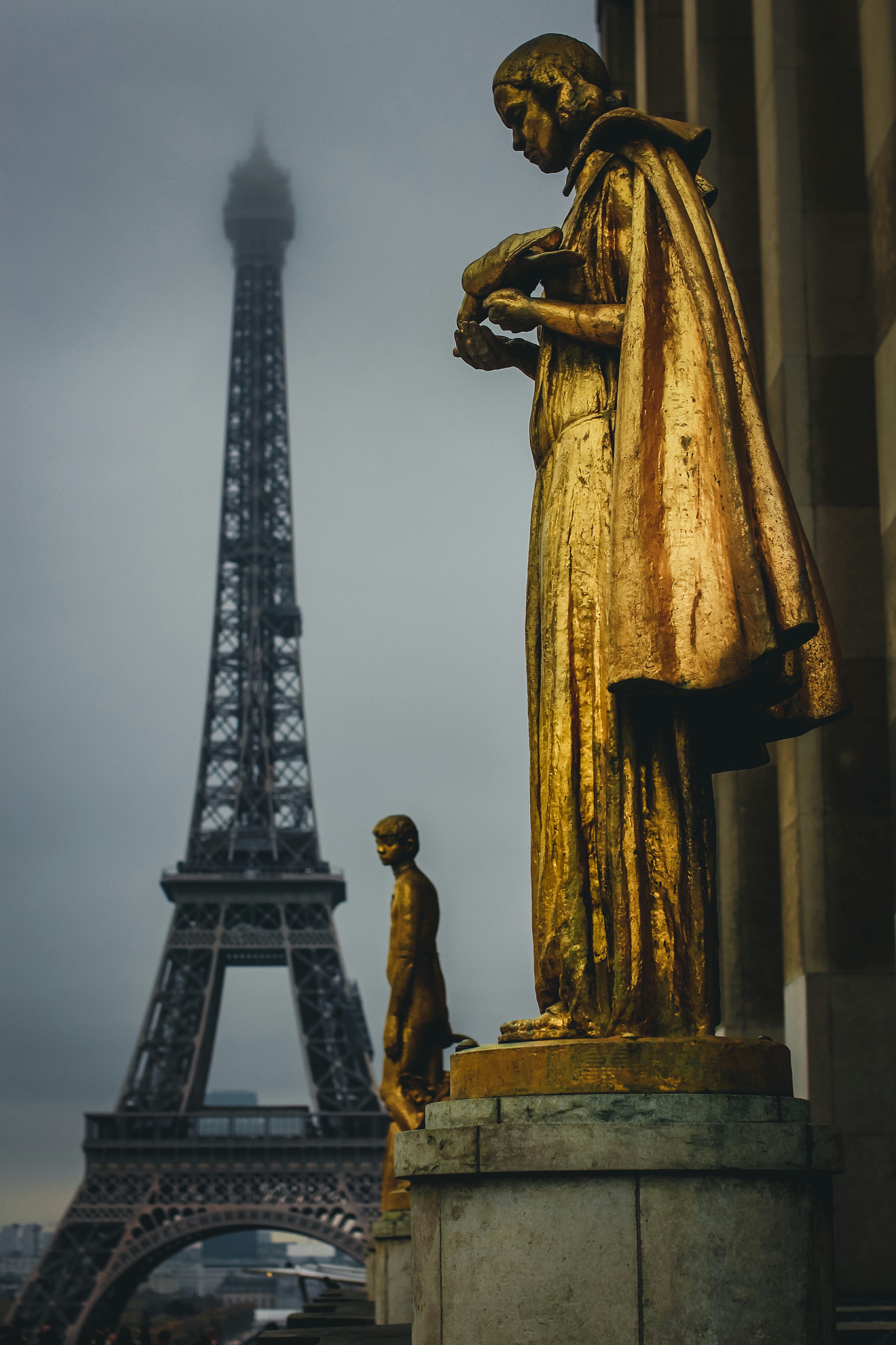 representation, grey, city, metropole, statue, outdoors, built structure, architecture, low angle view, trisstes, sculpture, the past, tall - high, sky, Phone HD Wallpaper