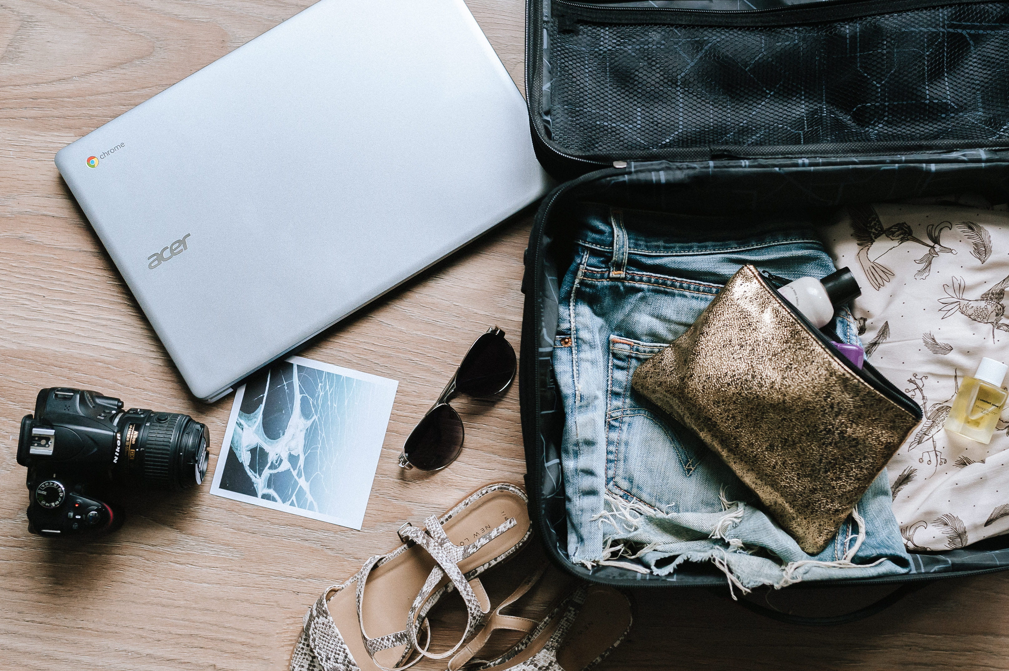 vacation, travel, still life, wood - material, directly above, personal accessory, large group of objects, google chromebooks, pen, sunglasses, beside, HD Wallpaper