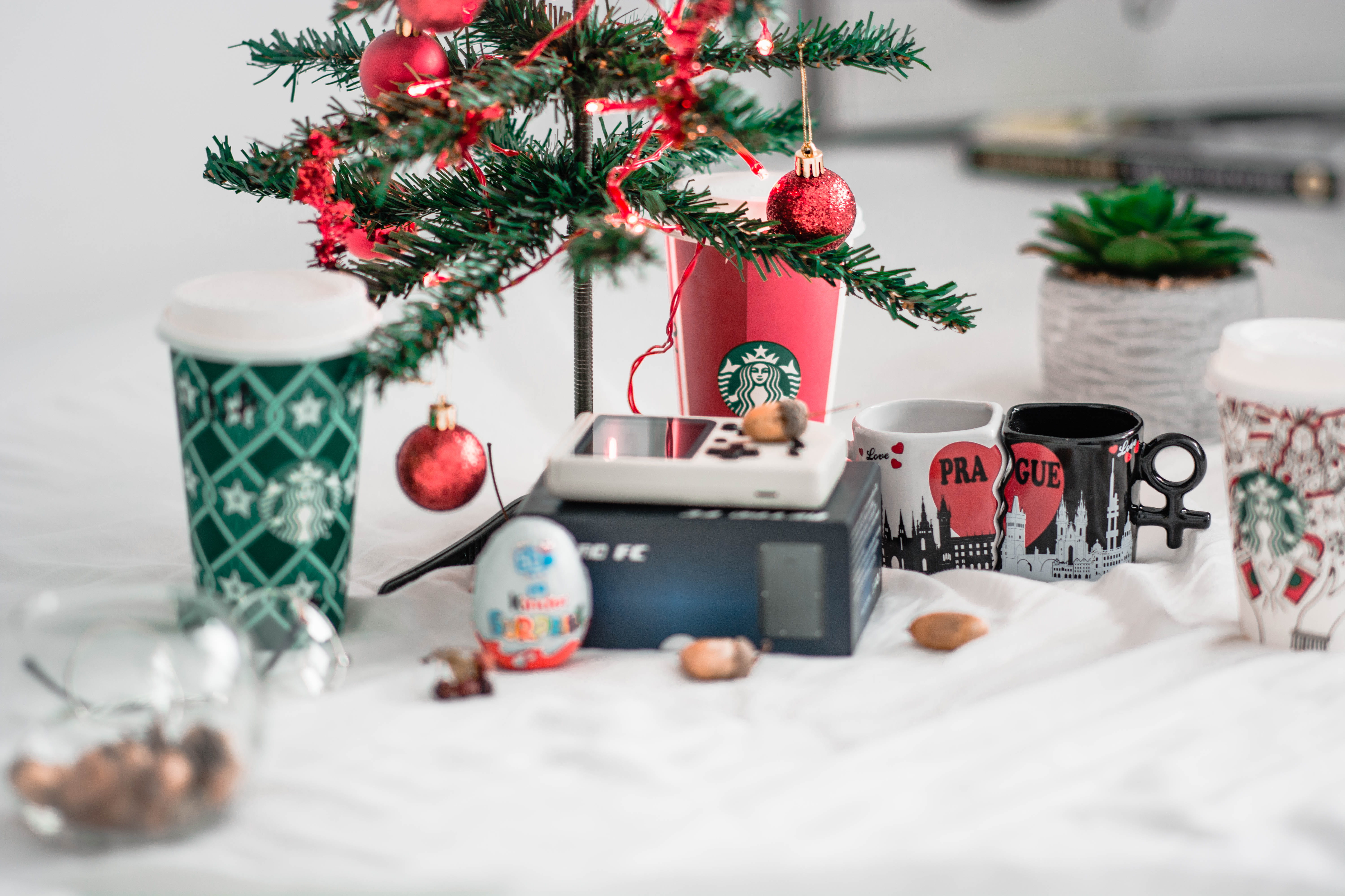 clean design, minimalism, mugs, kinderjoy, ceramic, coffee, vibrant color, tech, winter, no people, starbucks cup, christmas tree, cups, event, minimal, HD Wallpaper