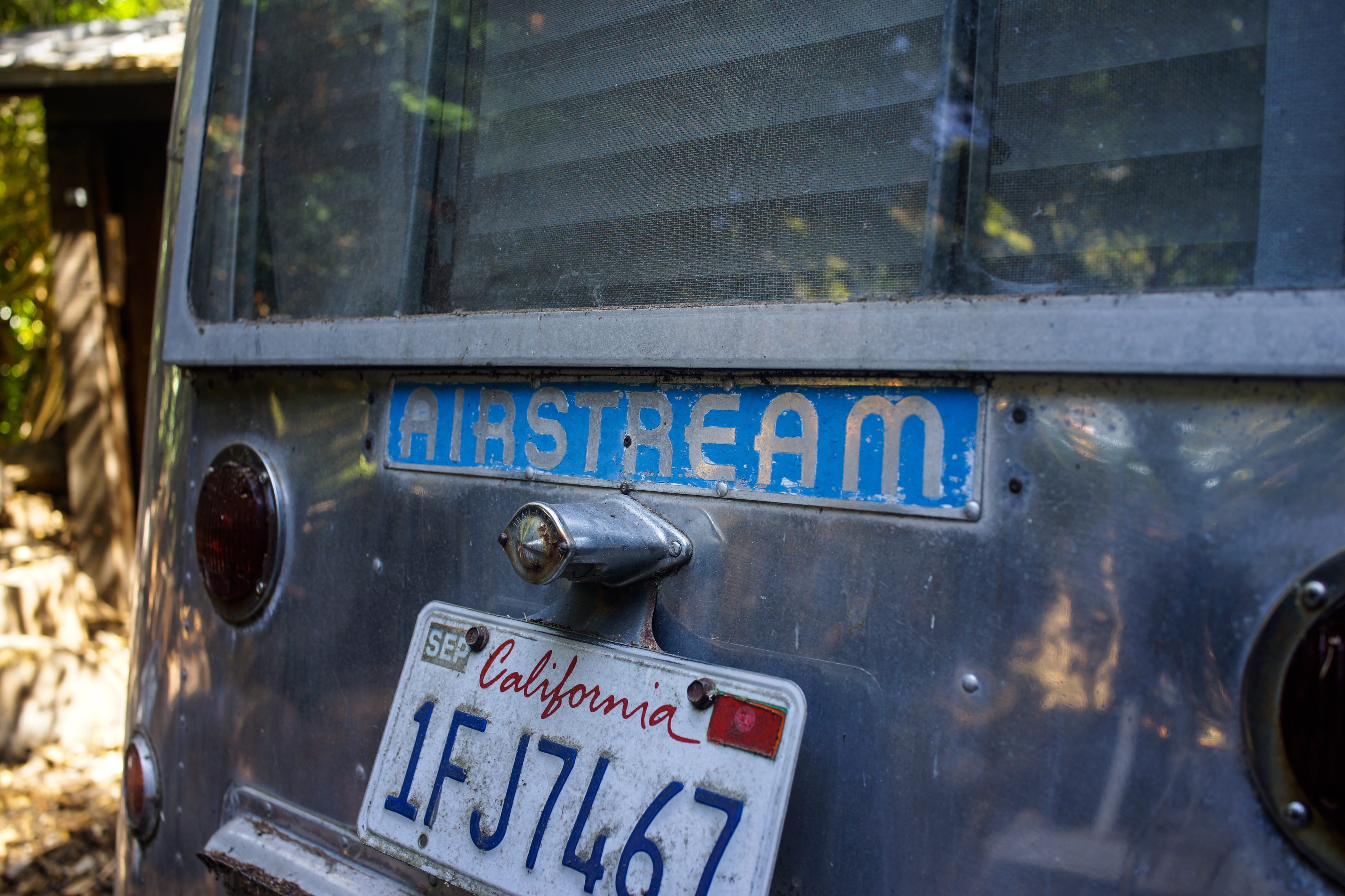 window, blue, text, outdoors, old, land vehicle, mode of transportation, airstream, day, communication, western script, close-up, van, abandoned, antique, HD Wallpaper