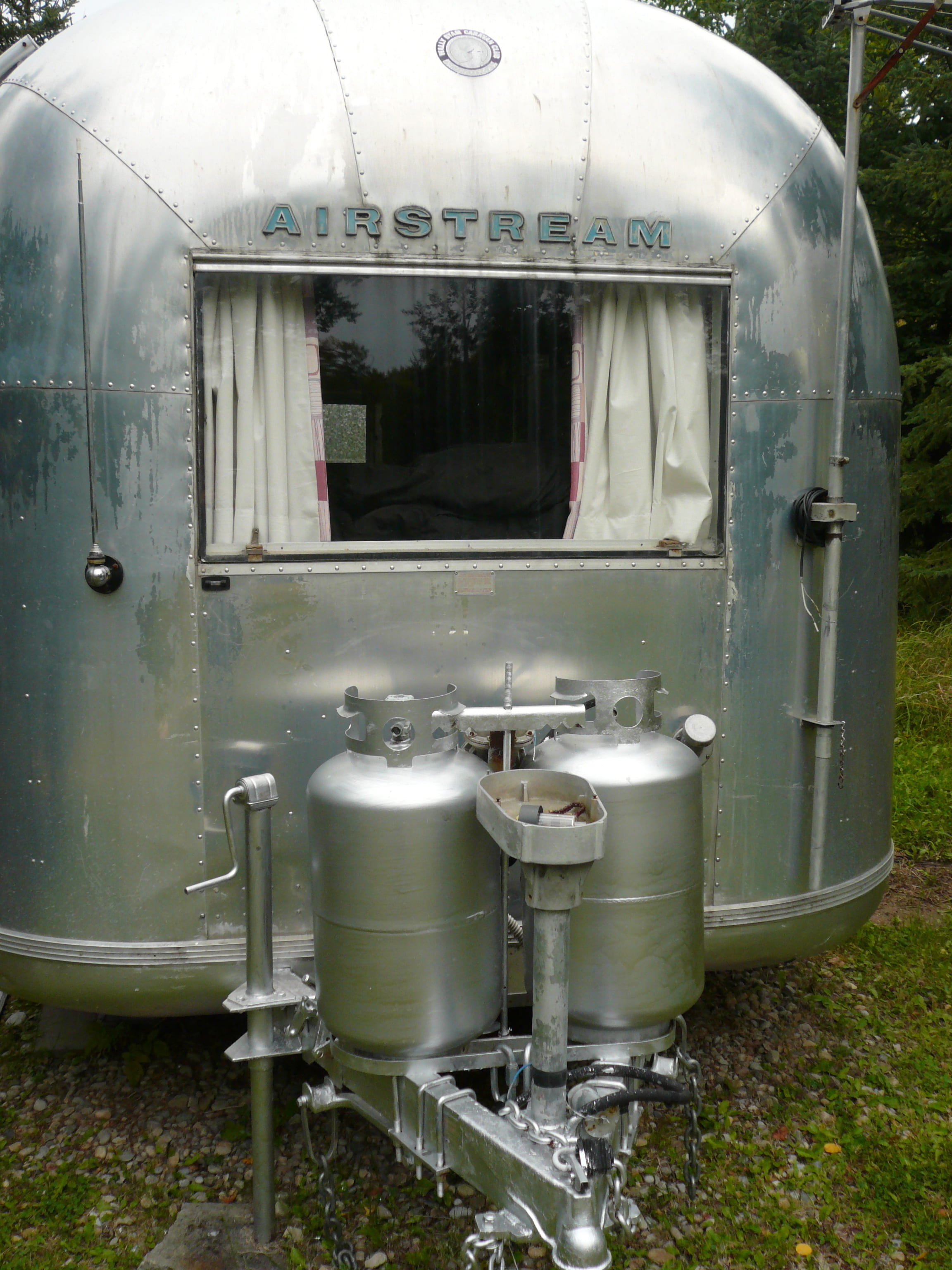 trailer, metal, land, storage tank, window, mobile, airstream, nature, public transportation, outdoors, day, grass, abandoned, transportation, land vehicle, Phone HD Wallpaper
