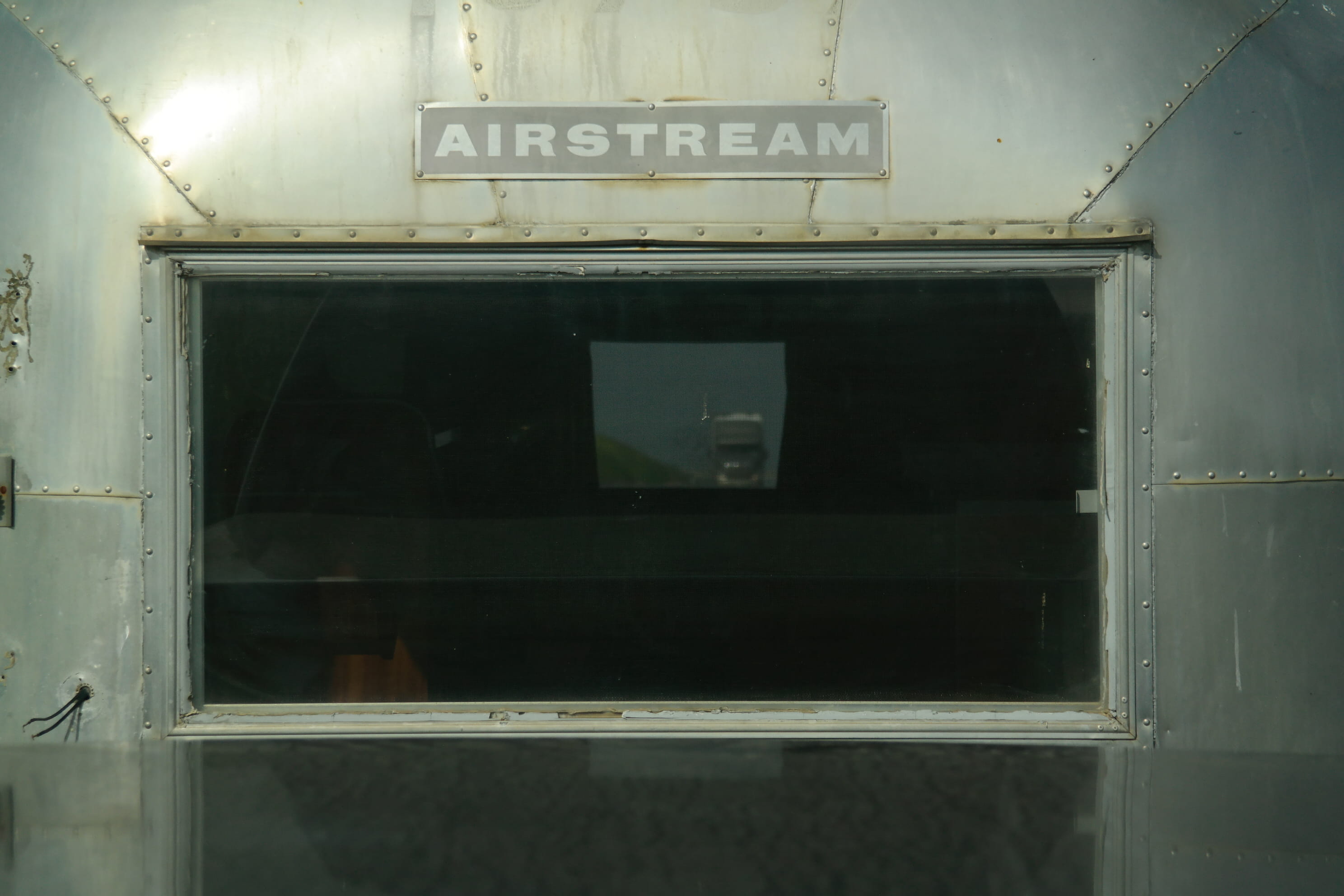 metal, way, window, building exterior, 2K, outdoors, information sign, text, glass - material, airstream, reflection, communication, highway, sign, no people, HD Wallpaper