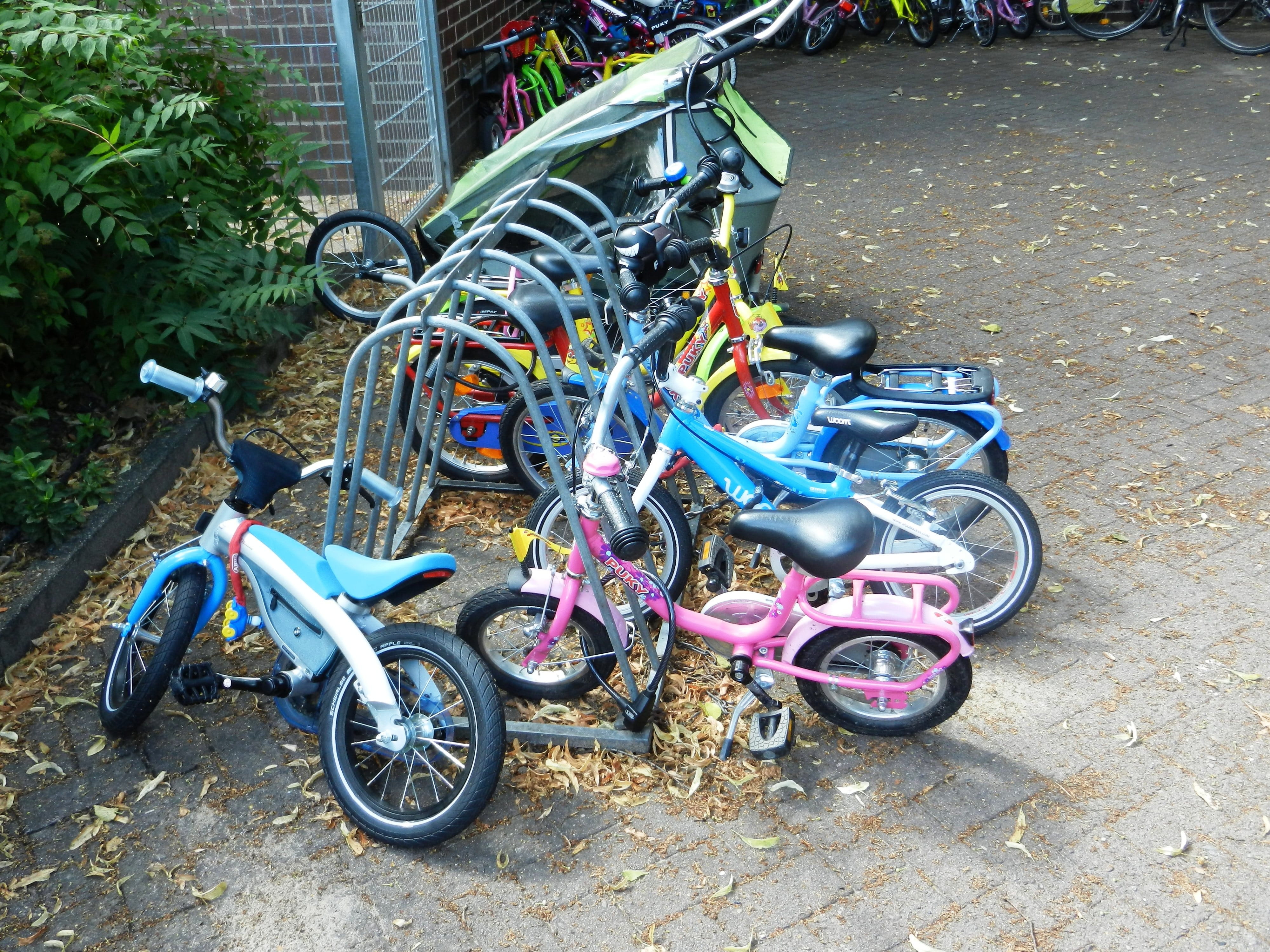 scooter, day, bicycles, children, tourism, motorcycle, stationary, spokes, transportation, architecture, plant, wheels, tyres, bike, outdoors, wheel, city bicycles, HD Wallpaper
