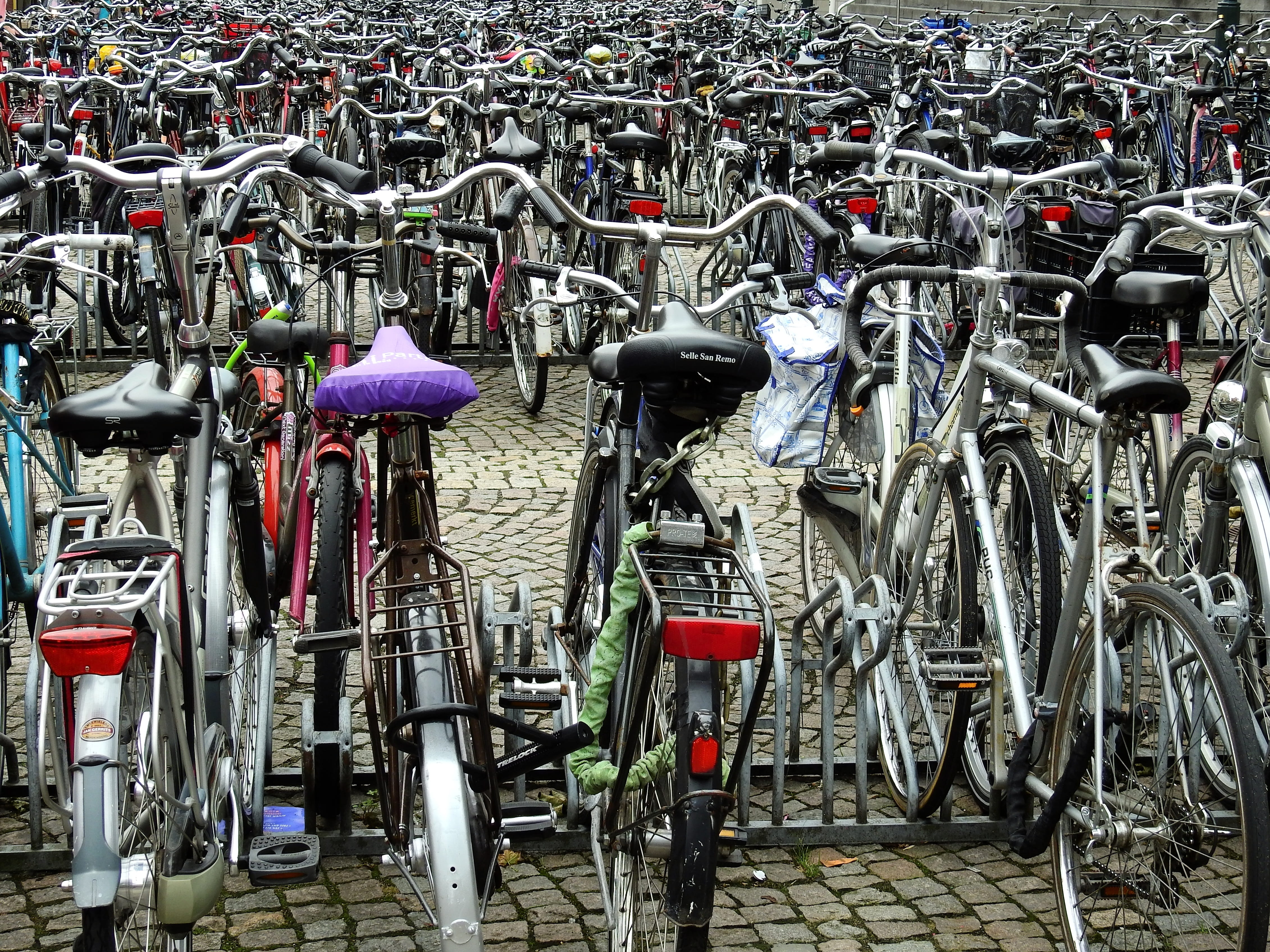 travel, city, bicycle rack, land vehicle, spoke, day, handlebar, cycling, bicycle, parking space, mode of Transport, outdoors, Parking, 4K, metal, large group of objects, HD Wallpaper