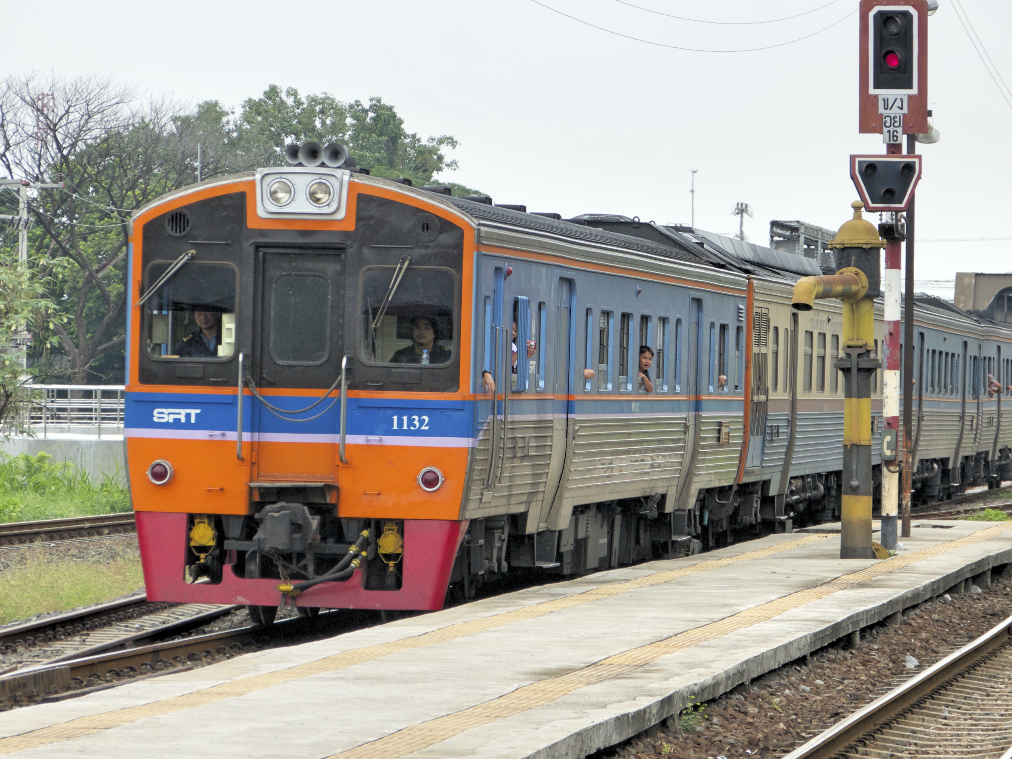 gleise, rail traffic, on the move, regional train, passenger train, railway station, travel, no people, transportation, platform, railroad station platform, HD Wallpaper